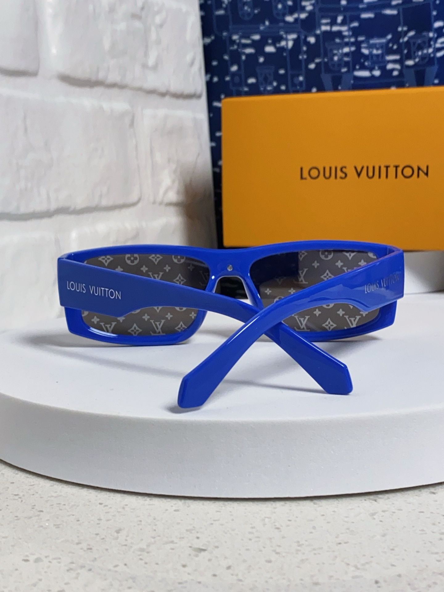  LOUIS VUITTON 滑雪系列推出 LV SPeed Mask太阳眼镜
以遮面式镜架彰显硬朗风范