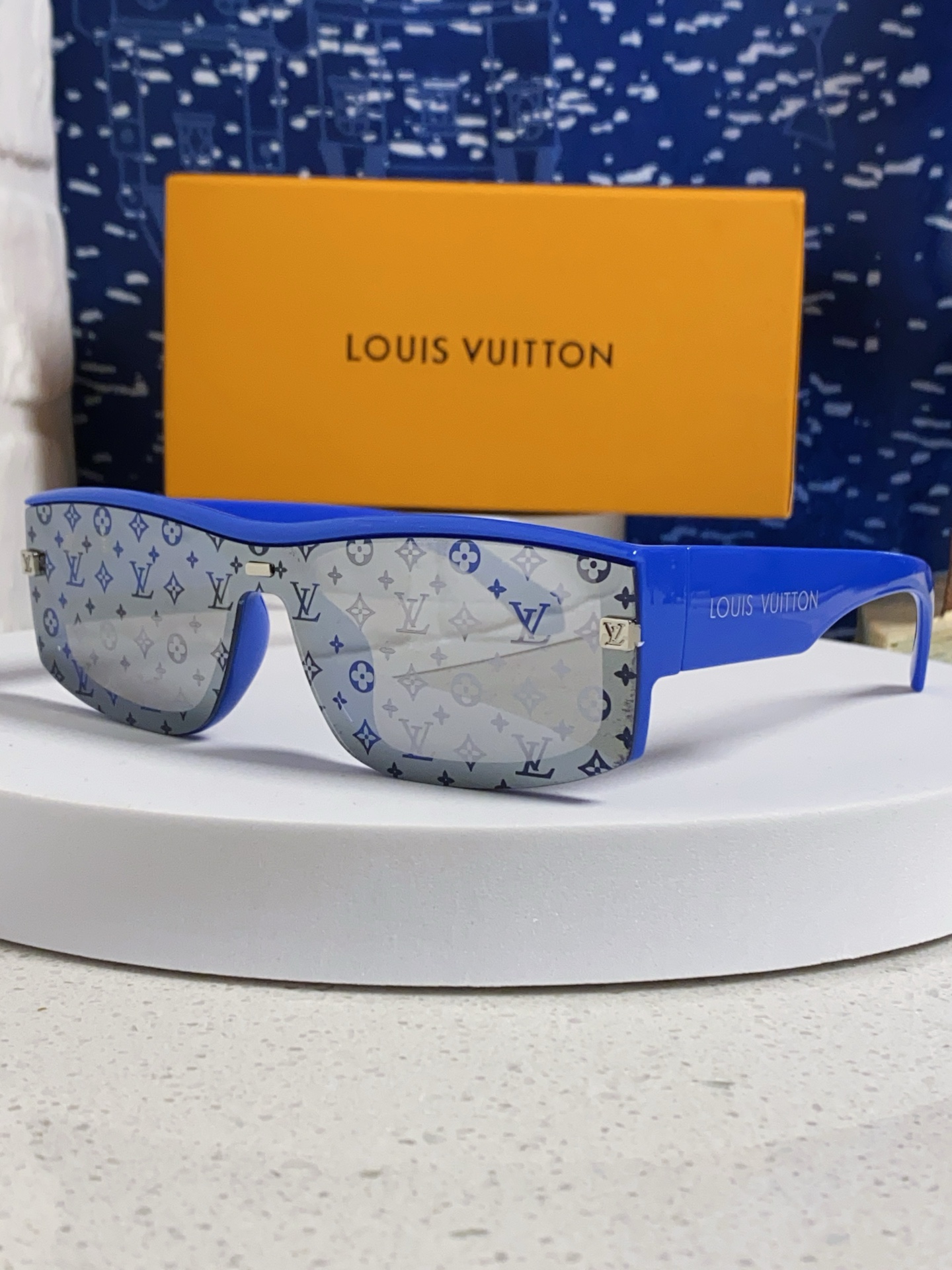  LOUIS VUITTON 滑雪系列推出 LV SPeed Mask太阳眼镜
以遮面式镜架彰显硬朗风范