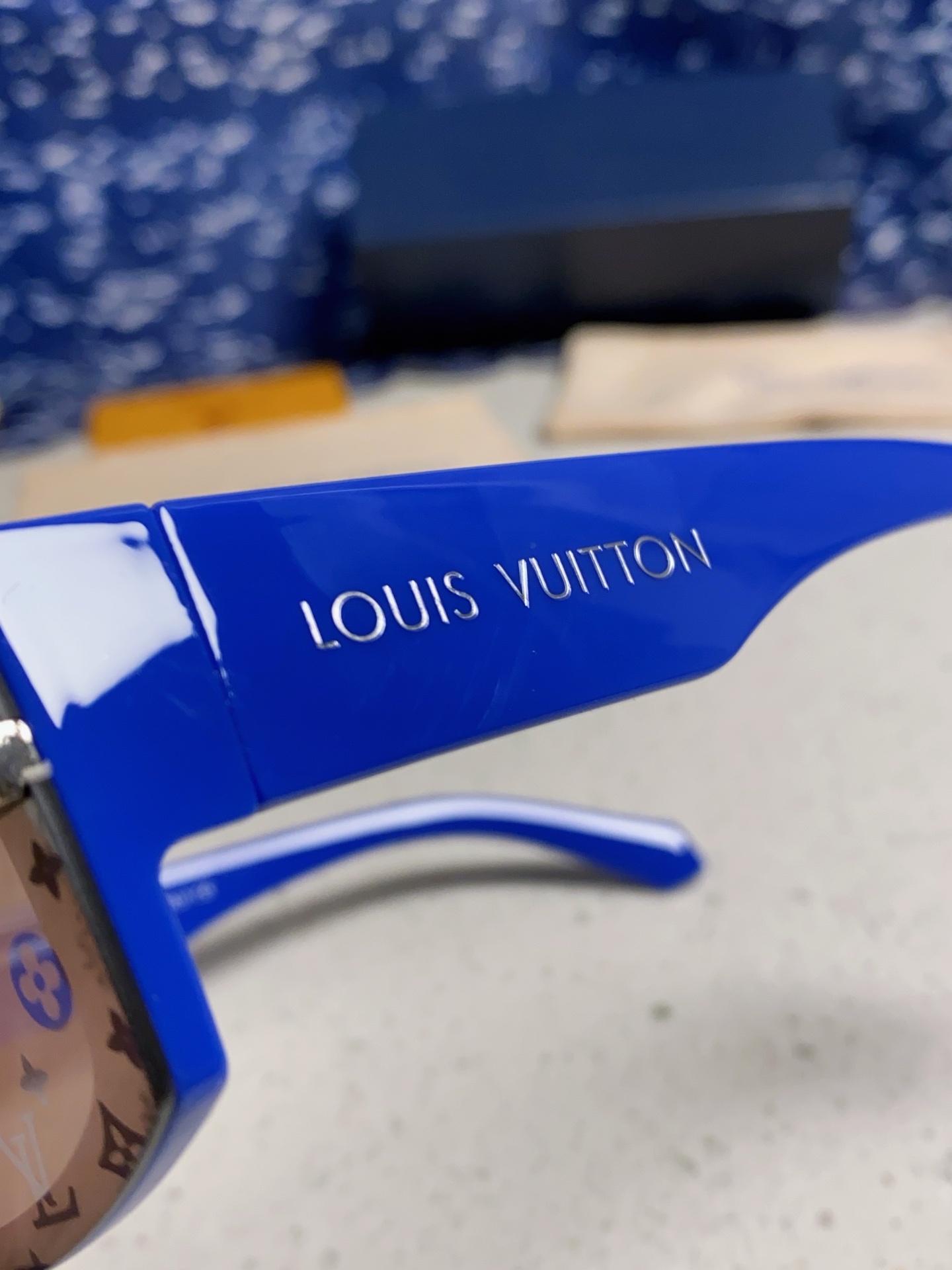 LOUIS VUITTON 滑雪系列推出 LV SPeed Mask太阳眼镜
以遮面式镜架彰显硬朗风范