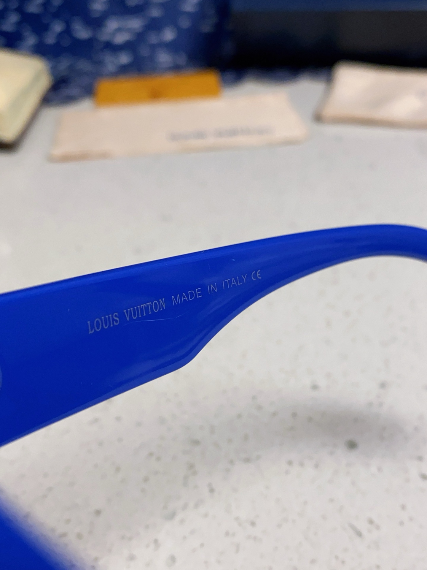 LOUIS VUITTON 滑雪系列推出 LV SPeed Mask太阳眼镜
以遮面式镜架彰显硬朗风范