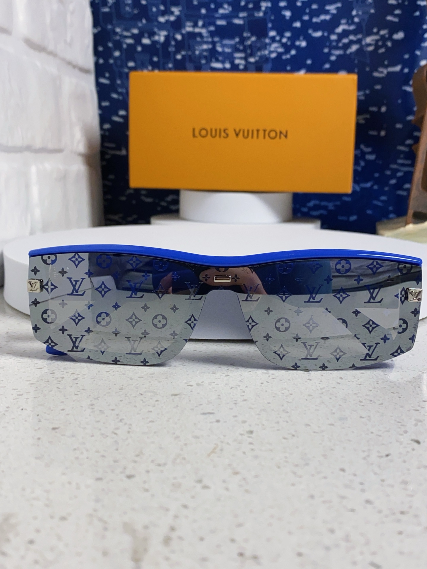  LOUIS VUITTON 滑雪系列推出 LV SPeed Mask太阳眼镜
以遮面式镜架彰显硬朗风范