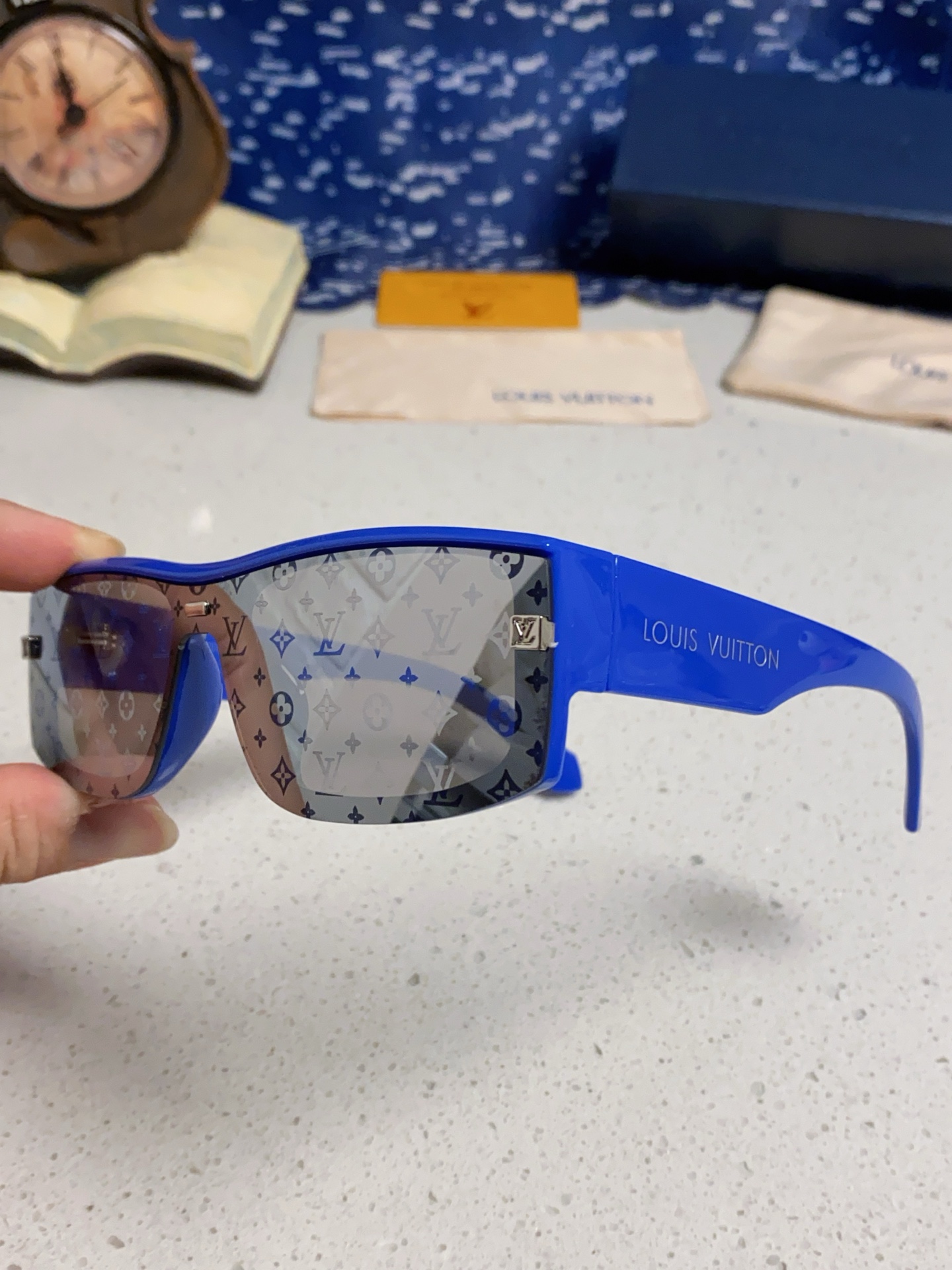  LOUIS VUITTON 滑雪系列推出 LV SPeed Mask太阳眼镜
以遮面式镜架彰显硬朗风范