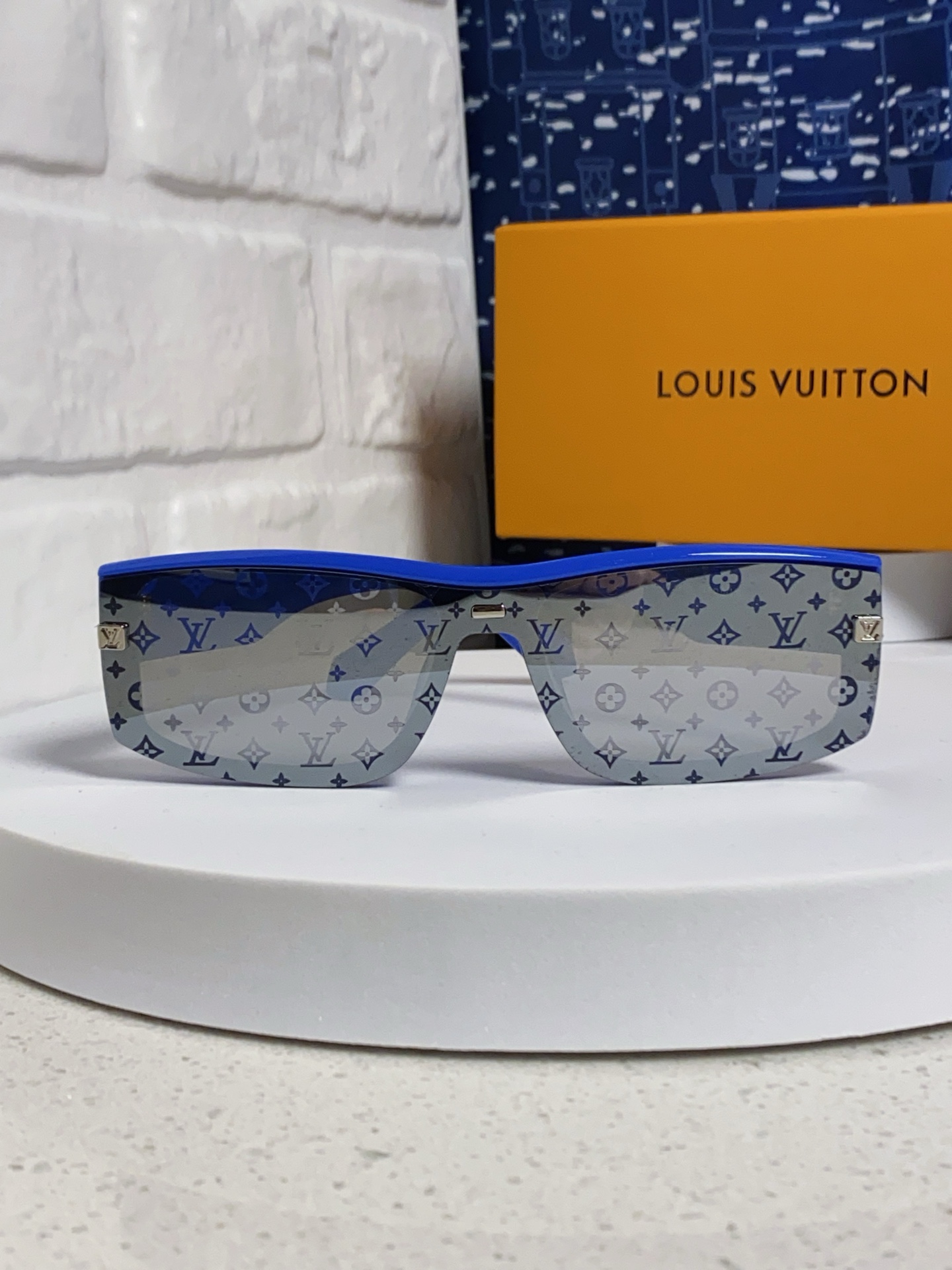  LOUIS VUITTON 滑雪系列推出 LV SPeed Mask太阳眼镜
以遮面式镜架彰显硬朗风范