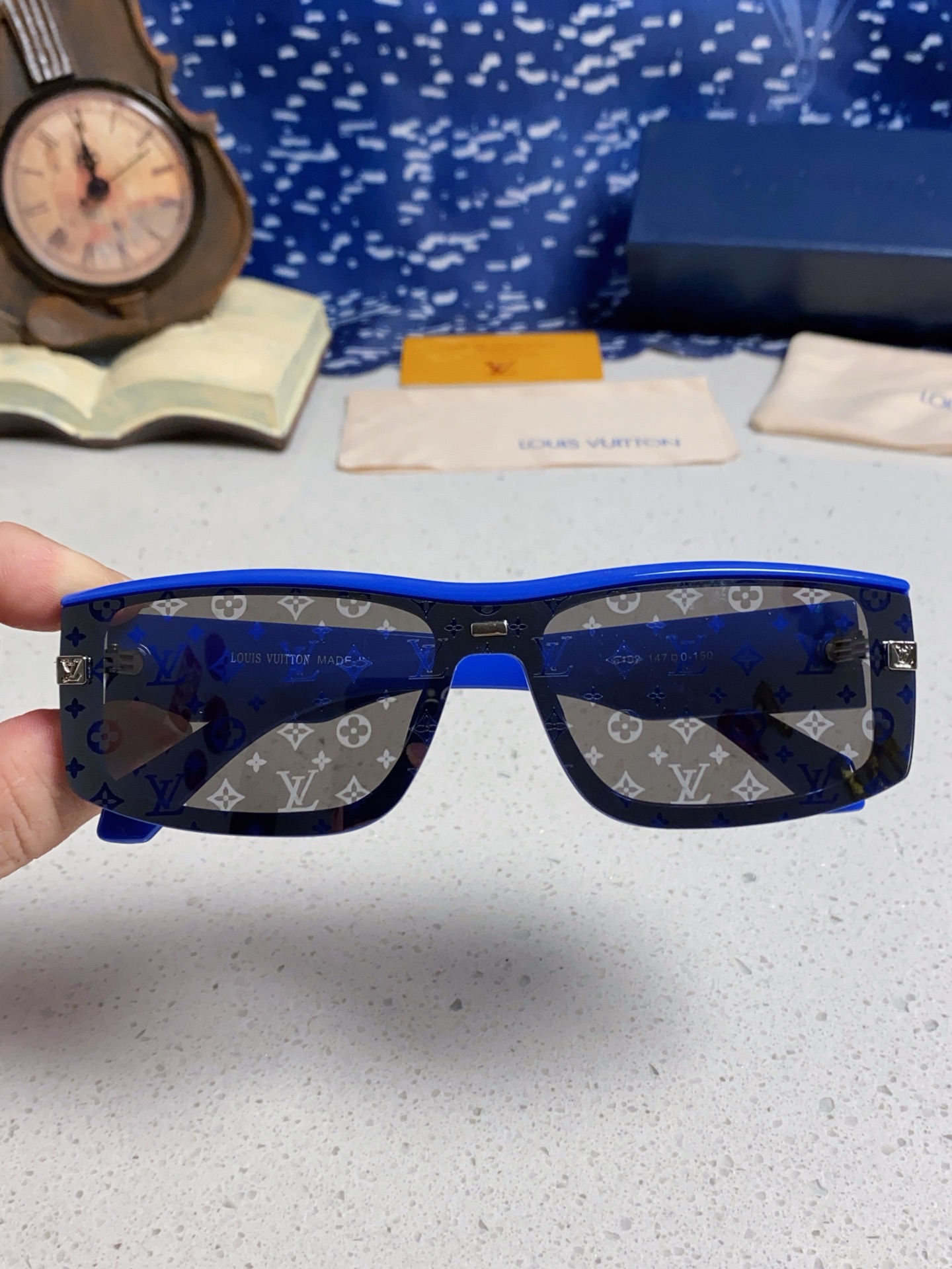 LOUIS VUITTON 滑雪系列推出 LV SPeed Mask太阳眼镜
以遮面式镜架彰显硬朗风范