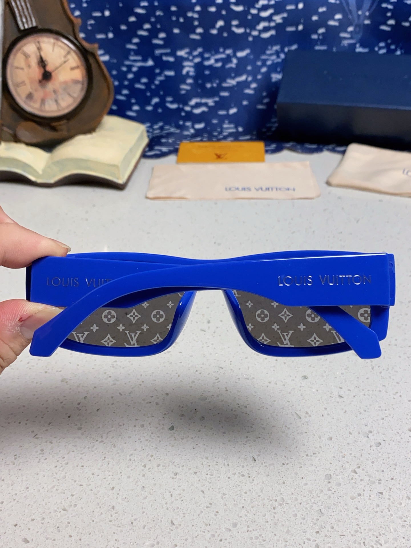  LOUIS VUITTON 滑雪系列推出 LV SPeed Mask太阳眼镜
以遮面式镜架彰显硬朗风范