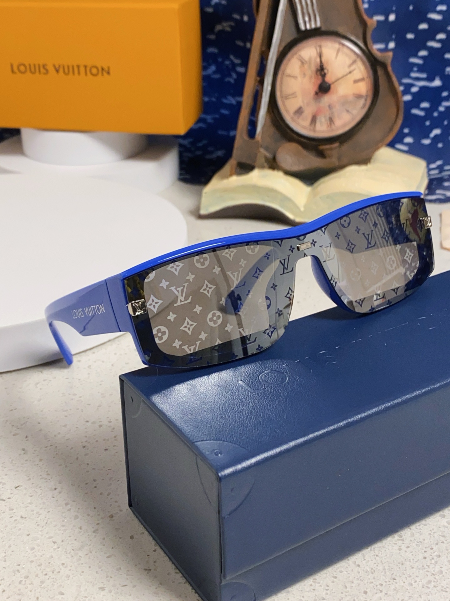  LOUIS VUITTON 滑雪系列推出 LV SPeed Mask太阳眼镜
以遮面式镜架彰显硬朗风范
