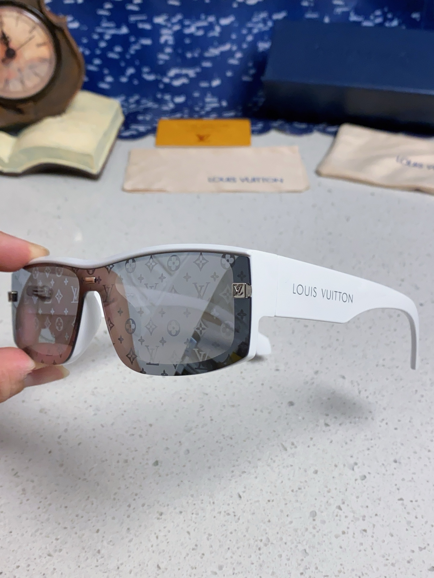  LOUIS VUITTON 滑雪系列推出 LV SPeed Mask太阳眼镜
以遮面式镜架彰显硬朗风范