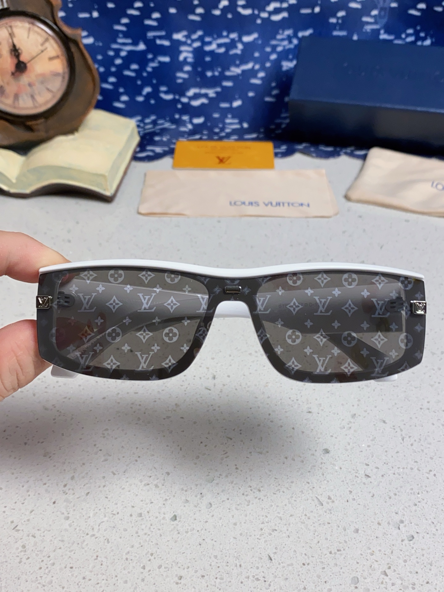  LOUIS VUITTON 滑雪系列推出 LV SPeed Mask太阳眼镜
以遮面式镜架彰显硬朗风范