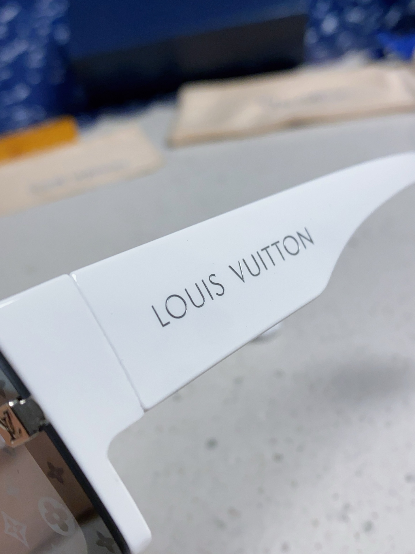  LOUIS VUITTON 滑雪系列推出 LV SPeed Mask太阳眼镜
以遮面式镜架彰显硬朗风范