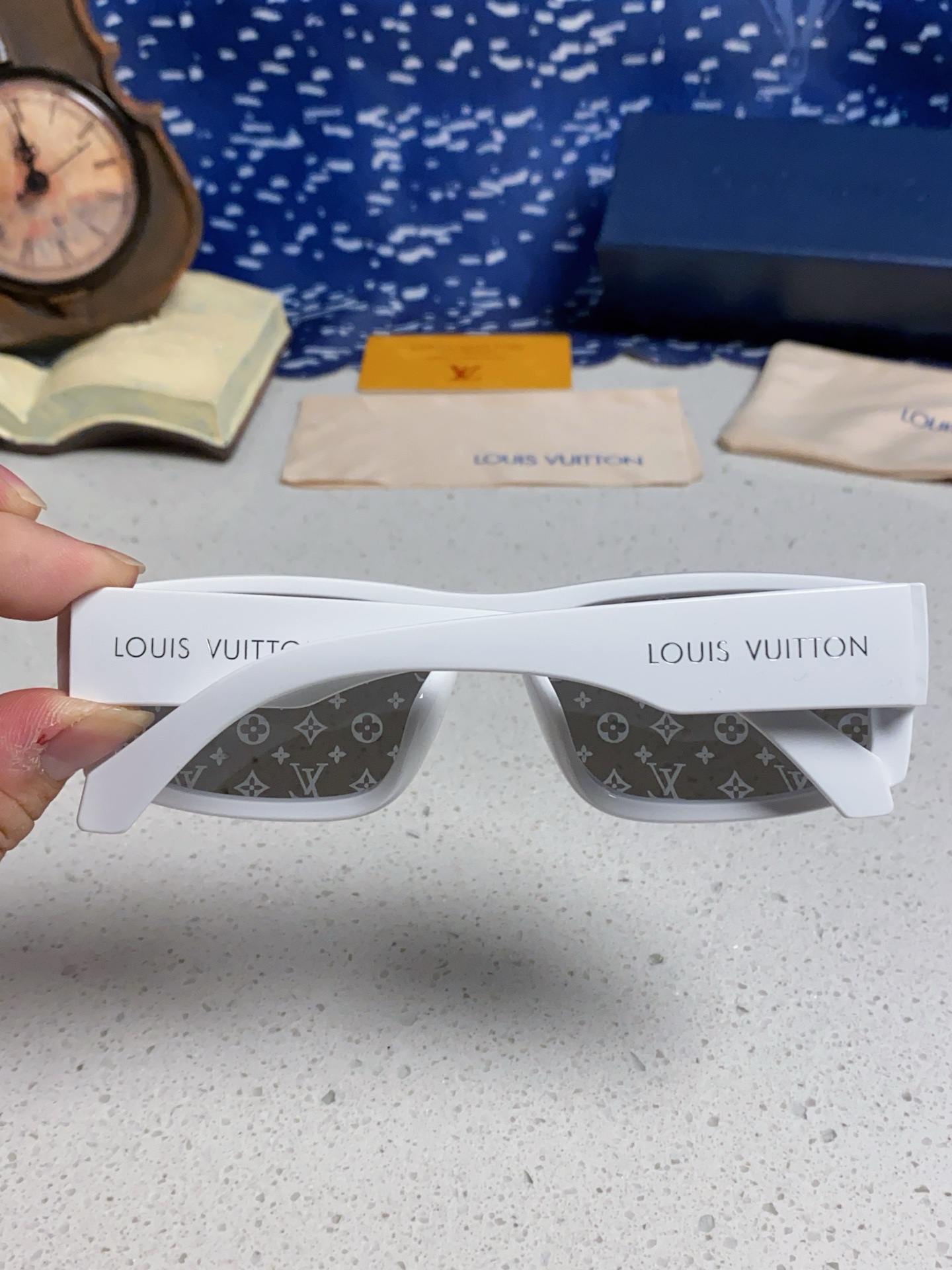  LOUIS VUITTON 滑雪系列推出 LV SPeed Mask太阳眼镜
以遮面式镜架彰显硬朗风范