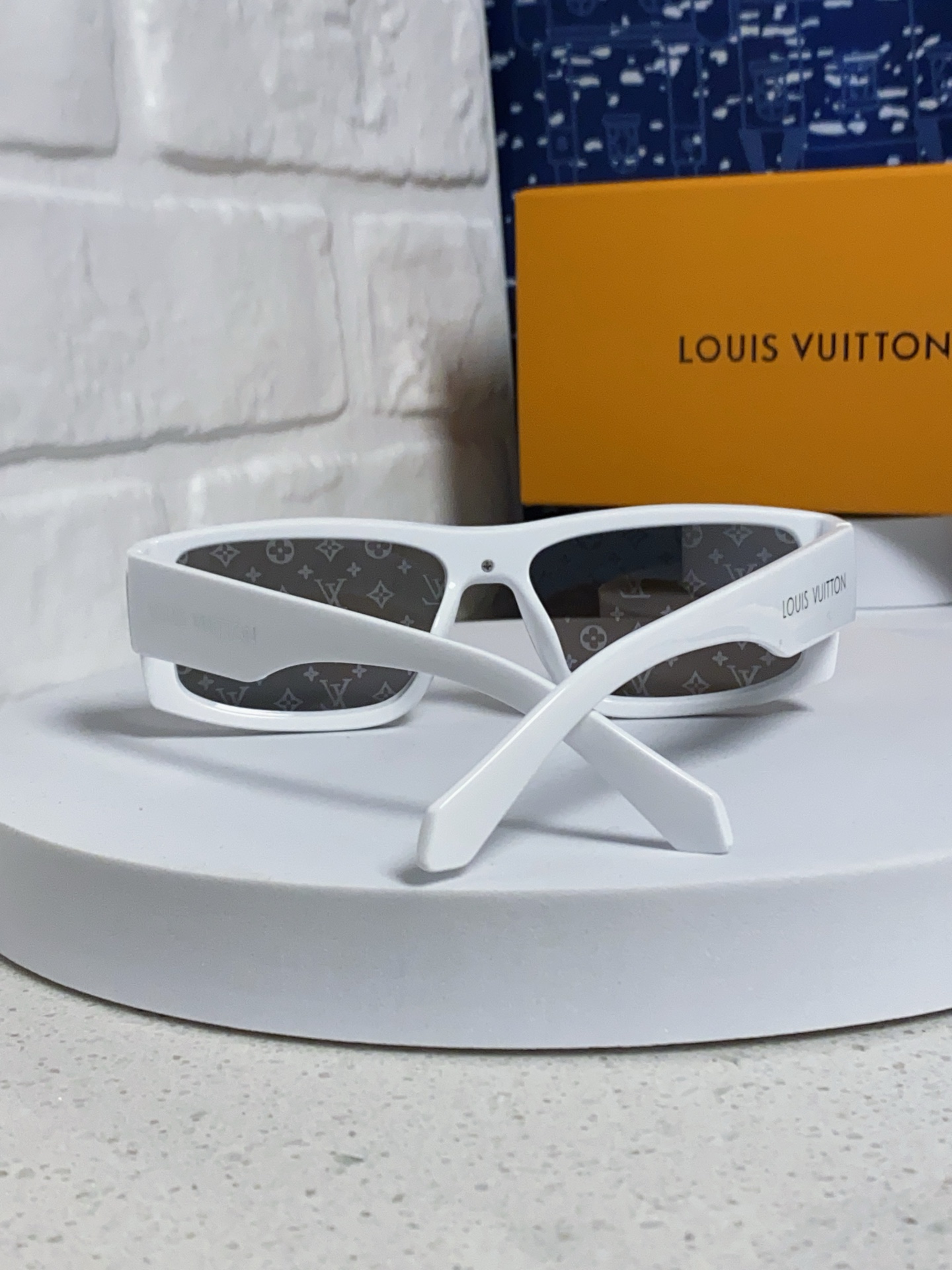  LOUIS VUITTON 滑雪系列推出 LV SPeed Mask太阳眼镜
以遮面式镜架彰显硬朗风范