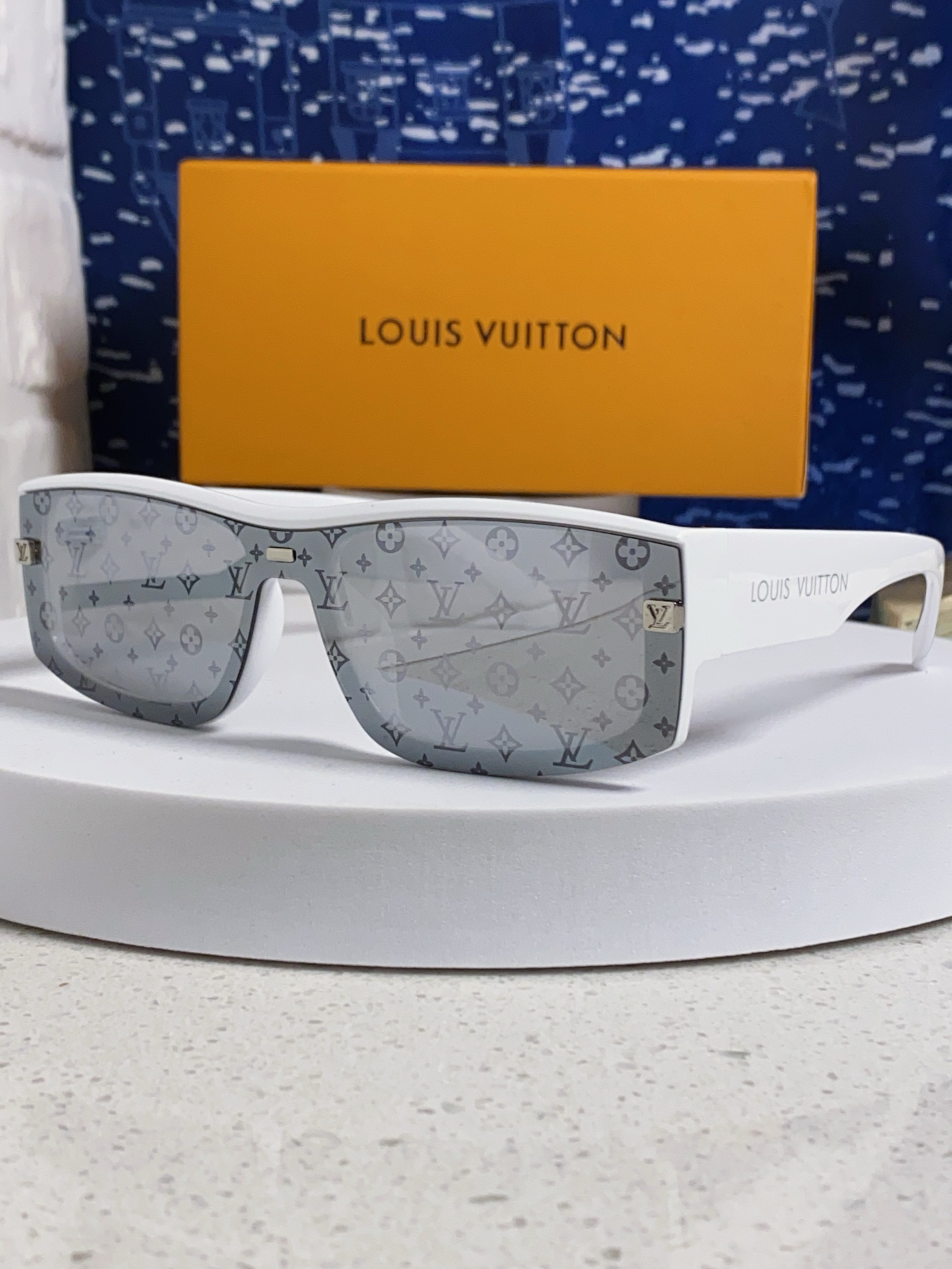  LOUIS VUITTON 滑雪系列推出 LV SPeed Mask太阳眼镜
以遮面式镜架彰显硬朗风范
