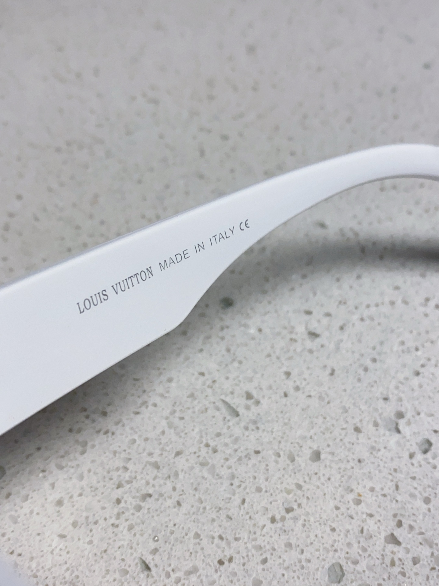  LOUIS VUITTON 滑雪系列推出 LV SPeed Mask太阳眼镜
以遮面式镜架彰显硬朗风范