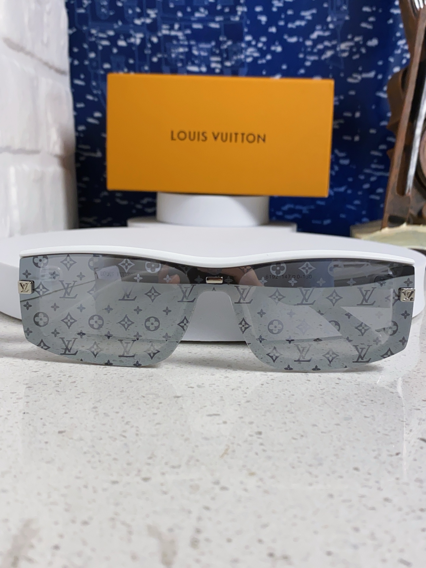  LOUIS VUITTON 滑雪系列推出 LV SPeed Mask太阳眼镜
以遮面式镜架彰显硬朗风范