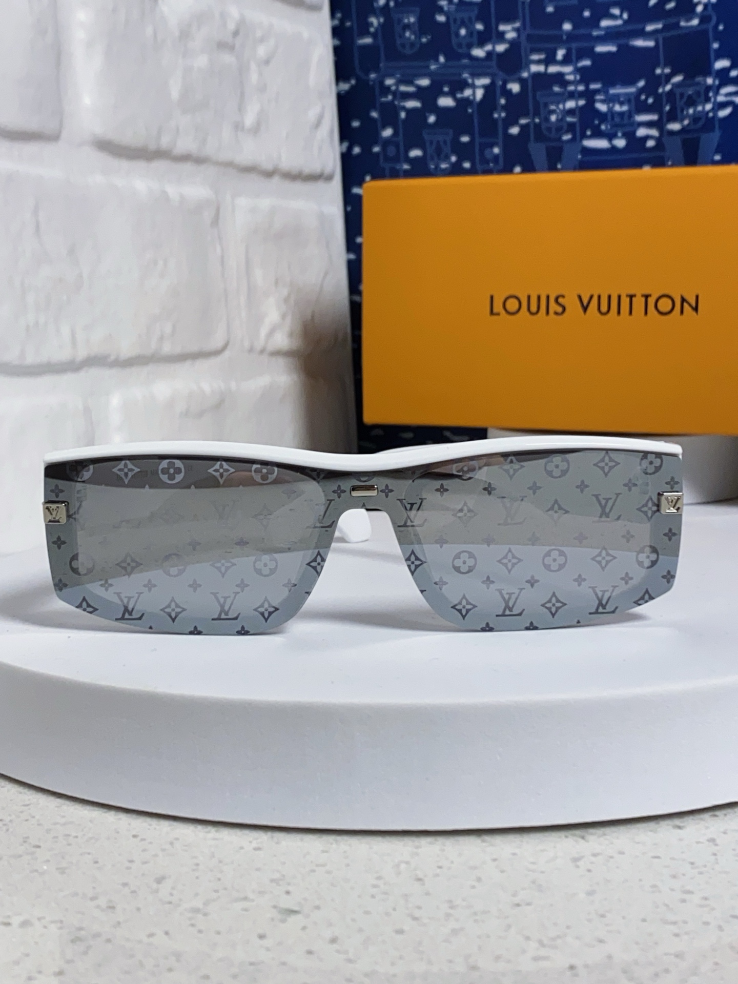  LOUIS VUITTON 滑雪系列推出 LV SPeed Mask太阳眼镜
以遮面式镜架彰显硬朗风范