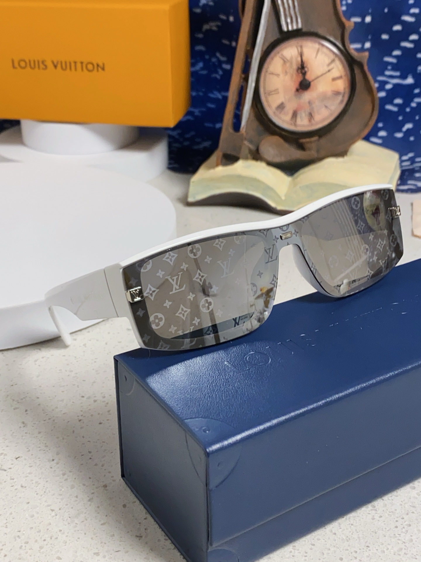  LOUIS VUITTON 滑雪系列推出 LV SPeed Mask太阳眼镜
以遮面式镜架彰显硬朗风范