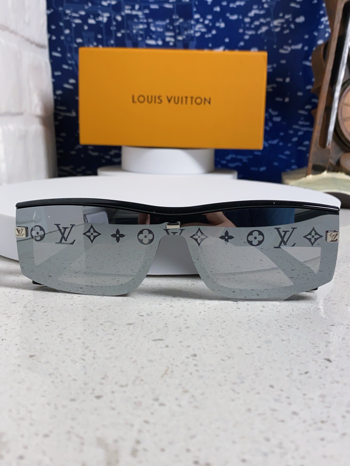  LOUIS VUITTON 滑雪系列推出 LV SPeed Mask太阳眼镜
以遮面式镜架彰显硬朗风范