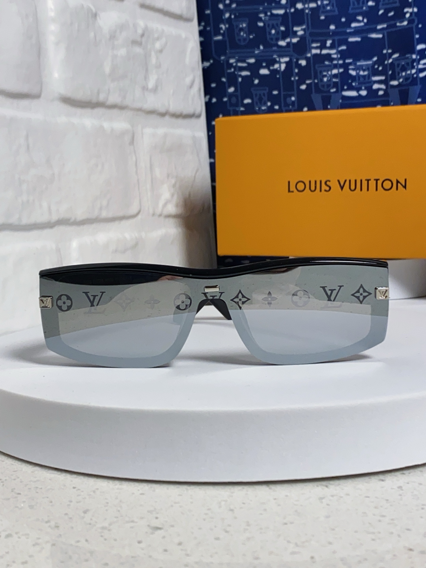  LOUIS VUITTON 滑雪系列推出 LV SPeed Mask太阳眼镜
以遮面式镜架彰显硬朗风范