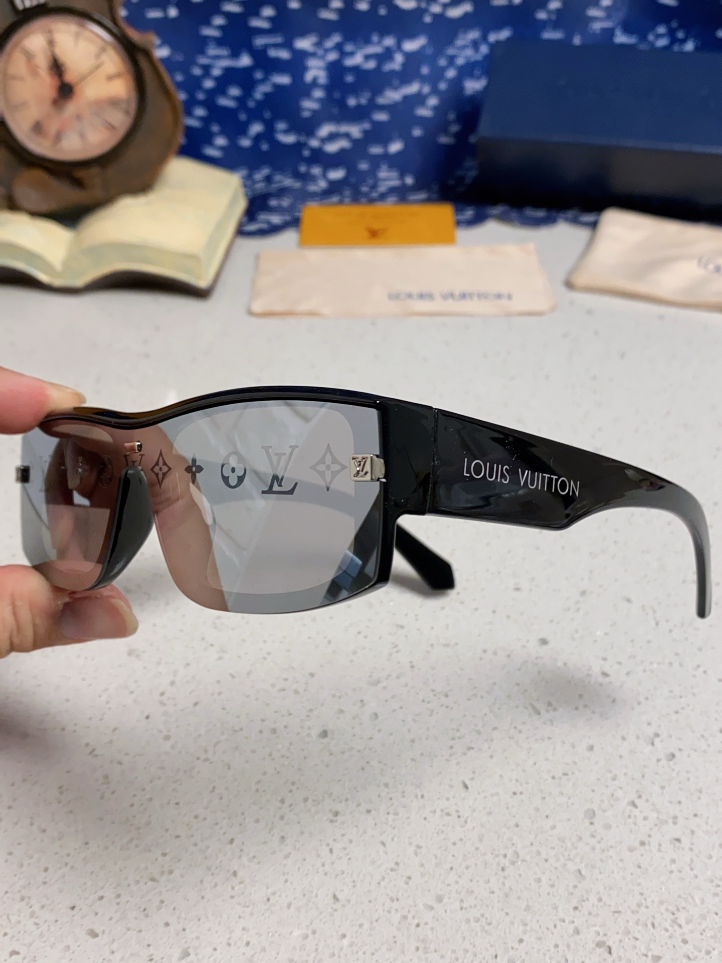  LOUIS VUITTON 滑雪系列推出 LV SPeed Mask太阳眼镜
以遮面式镜架彰显硬朗风范