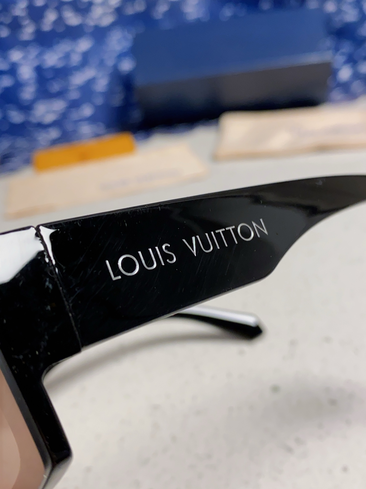  LOUIS VUITTON 滑雪系列推出 LV SPeed Mask太阳眼镜
以遮面式镜架彰显硬朗风范