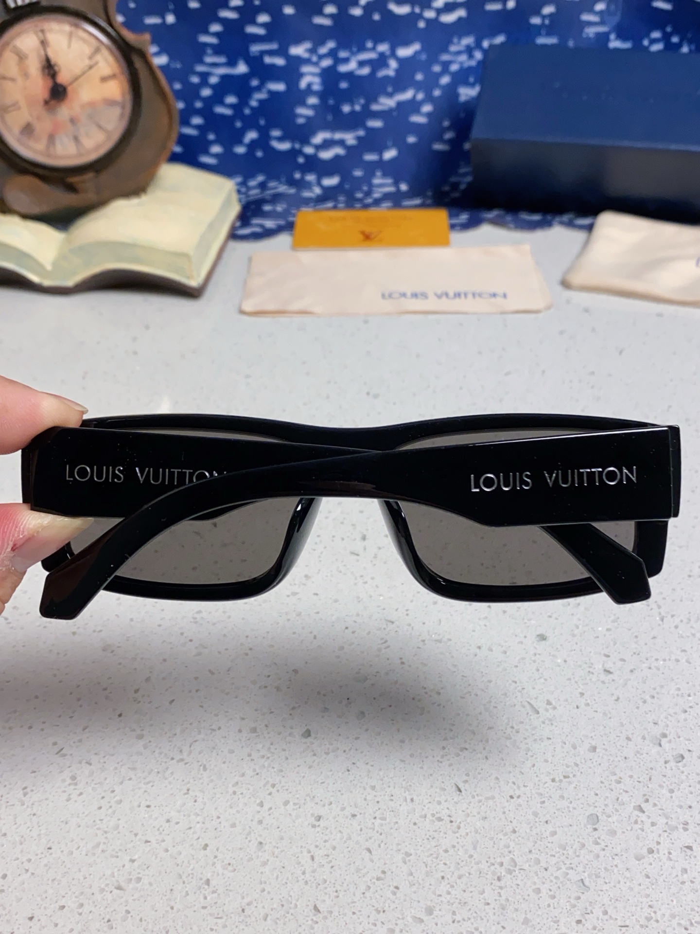  LOUIS VUITTON 滑雪系列推出 LV SPeed Mask太阳眼镜
以遮面式镜架彰显硬朗风范