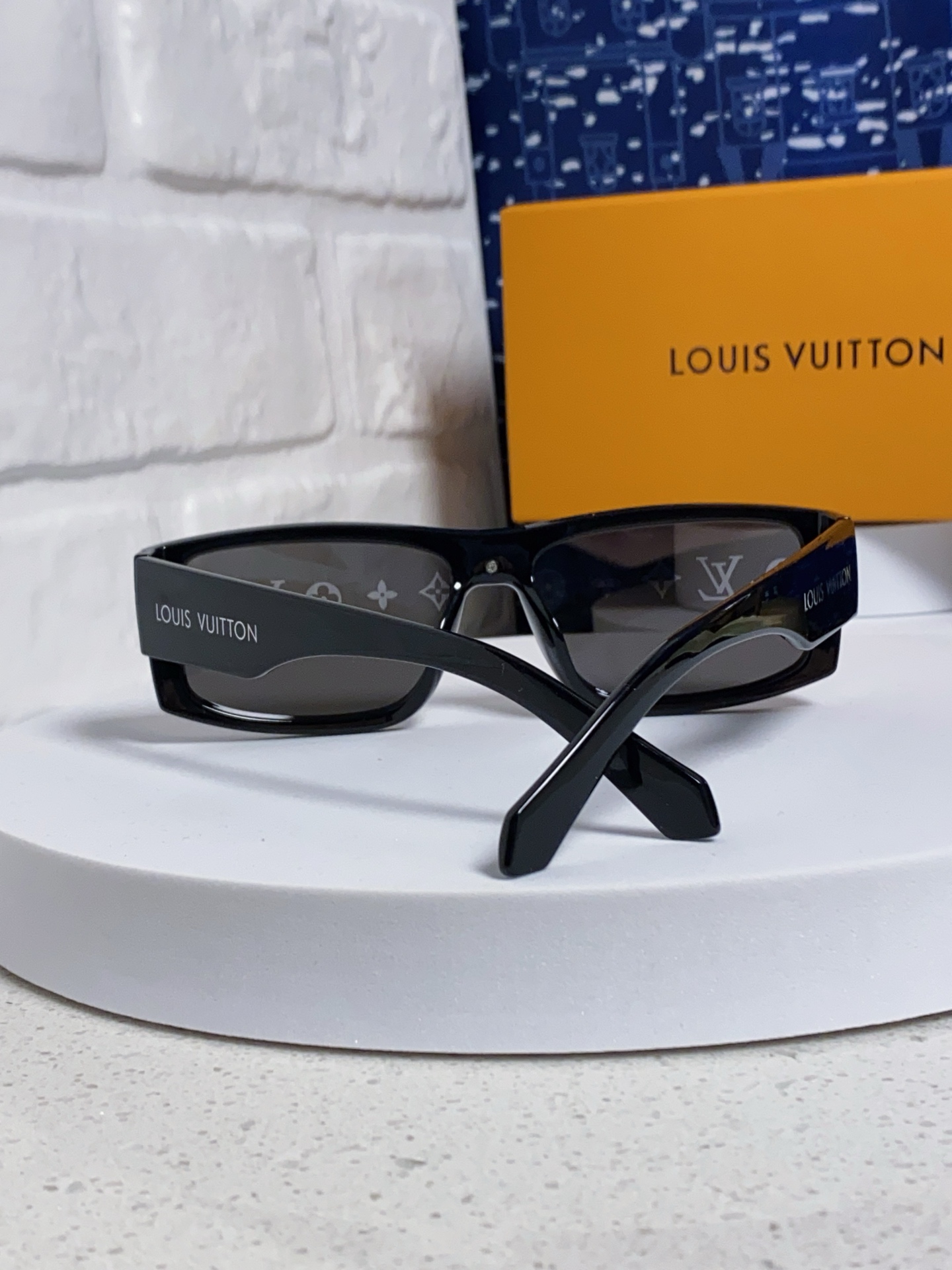  LOUIS VUITTON 滑雪系列推出 LV SPeed Mask太阳眼镜
以遮面式镜架彰显硬朗风范