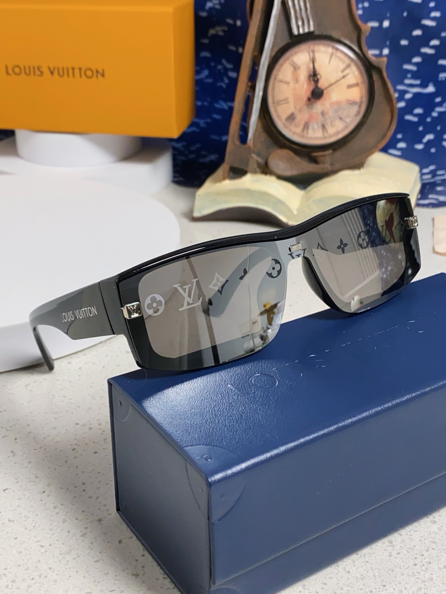 LOUIS VUITTON 滑雪系列推出 LV SPeed Mask太阳眼镜
以遮面式镜架彰显硬朗风范