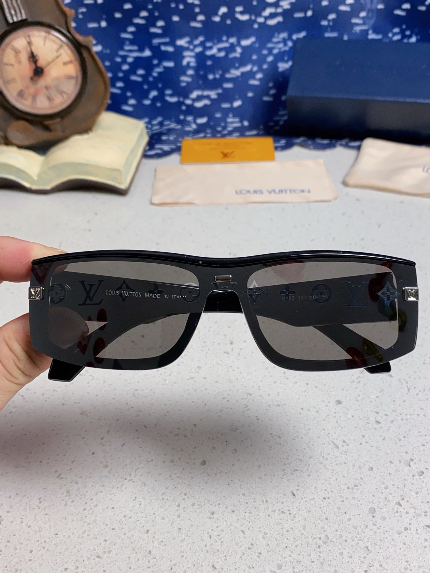  LOUIS VUITTON 滑雪系列推出 LV SPeed Mask太阳眼镜
以遮面式镜架彰显硬朗风范