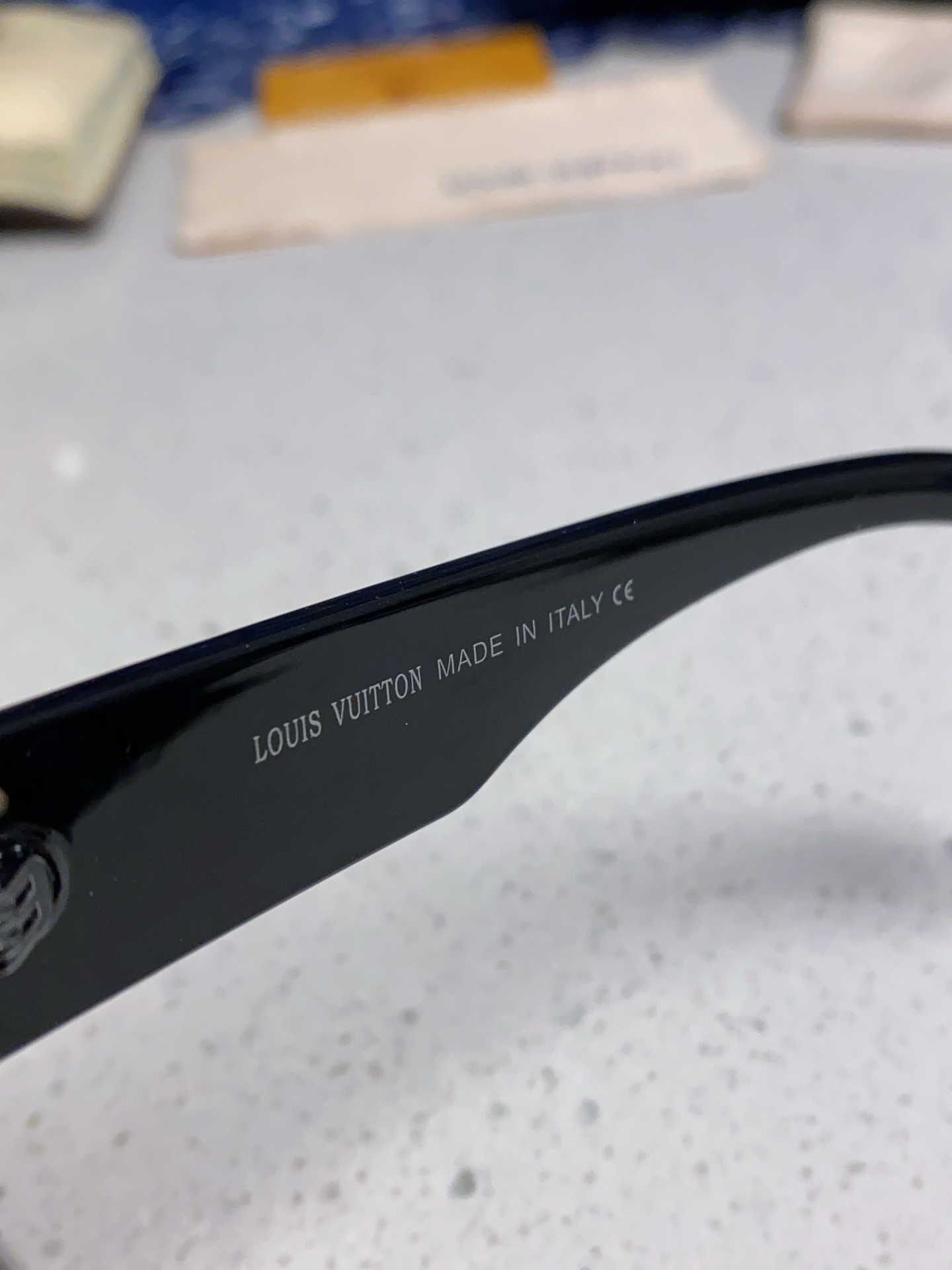  LOUIS VUITTON 滑雪系列推出 LV SPeed Mask太阳眼镜
以遮面式镜架彰显硬朗风范