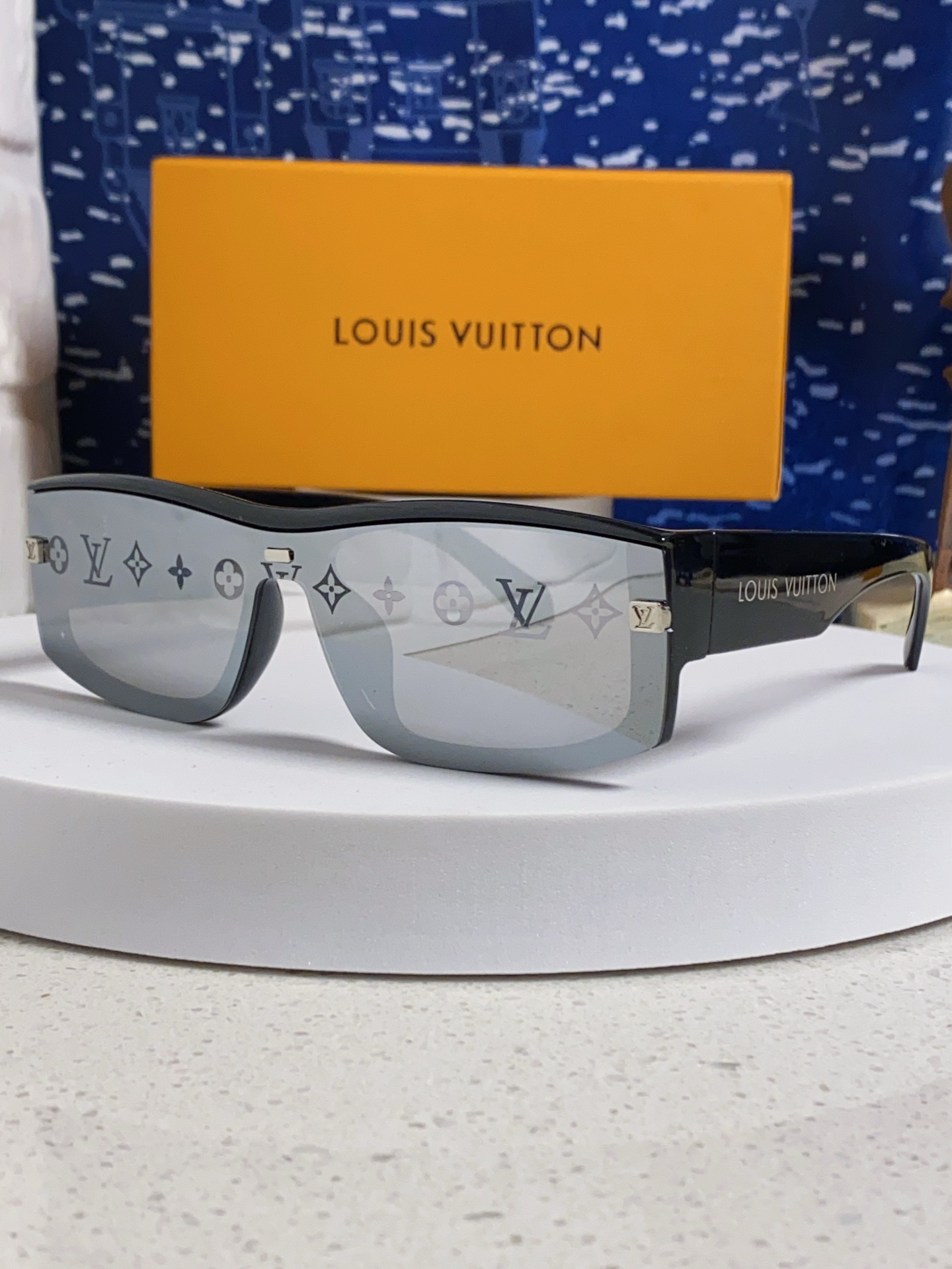  LOUIS VUITTON 滑雪系列推出 LV SPeed Mask太阳眼镜
以遮面式镜架彰显硬朗风范
