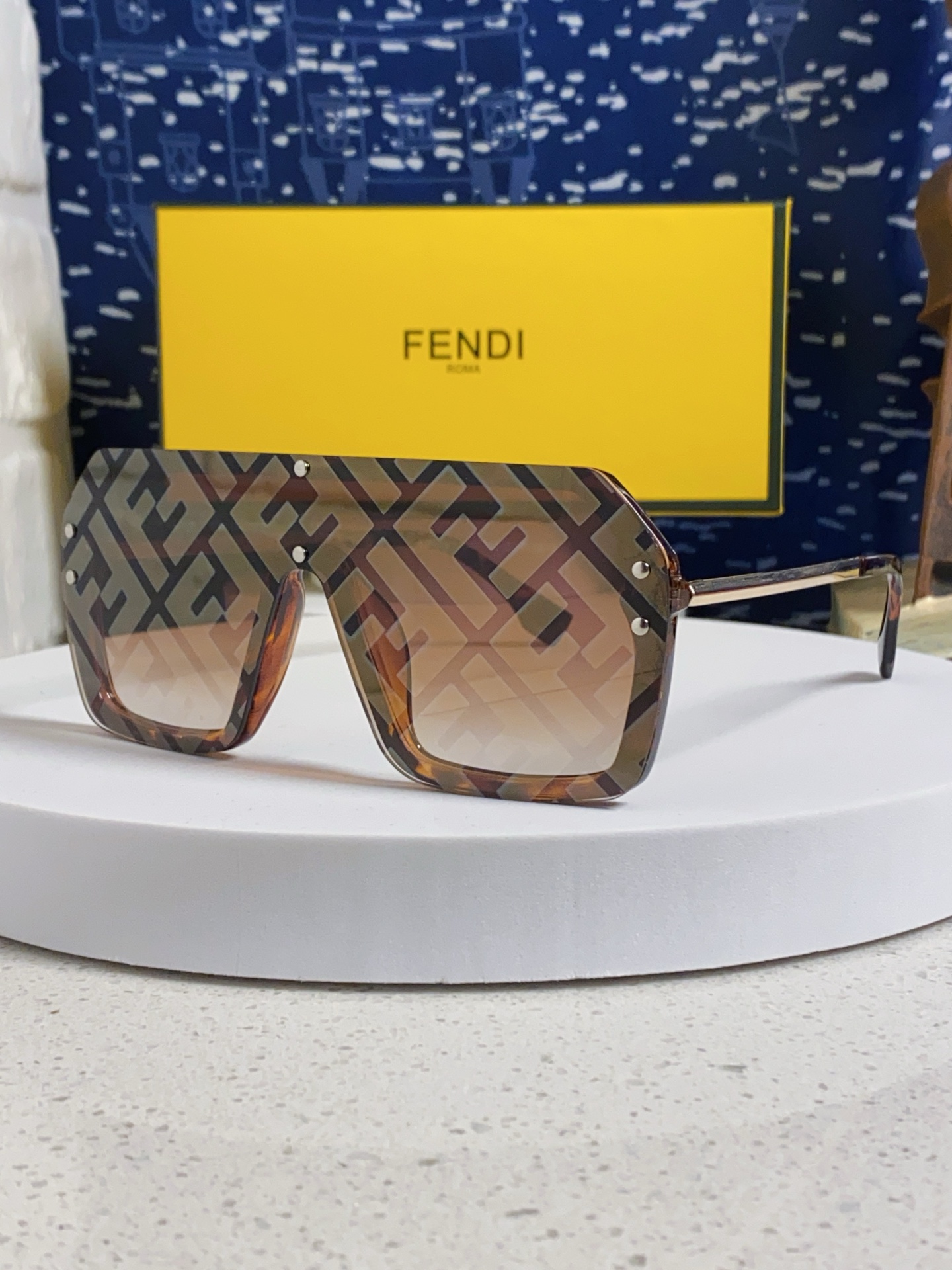  Fendi芬迪 2025新款嘻哈夸张超大框连体墨镜无框男女字母印花镜片时尚太阳眼镜潮 男女通用