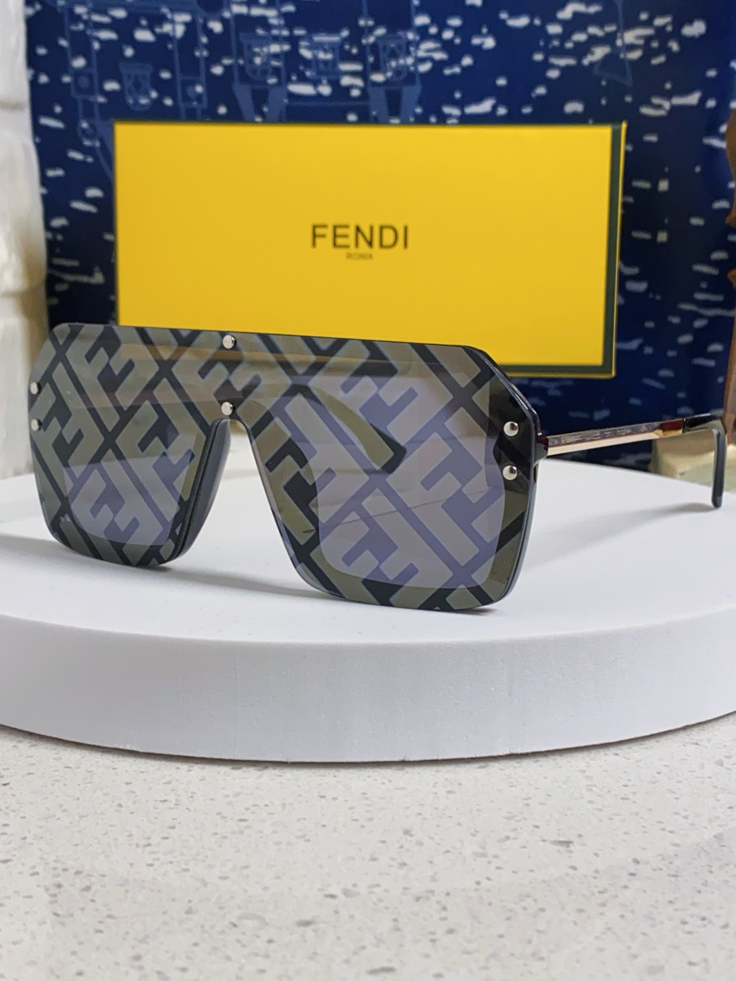  Fendi芬迪 2025新款嘻哈夸张超大框连体墨镜无框男女字母印花镜片时尚太阳眼镜潮 男女通用