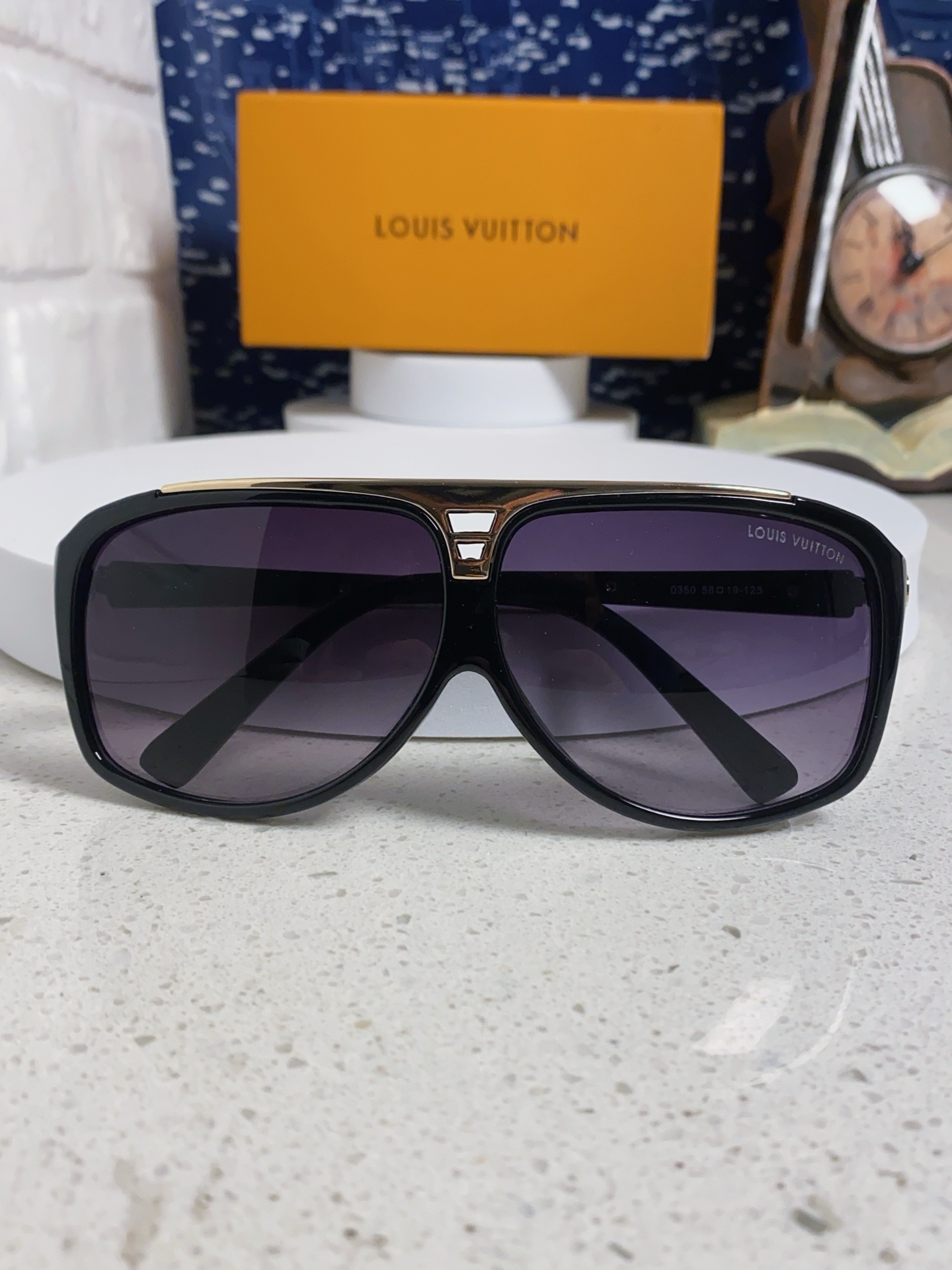   lv 路易威登 大框太阳镜墨镜经典的方框设计，不挑脸型，无论搭配大衣还是连衣裙都非常显气质偏光镜片预