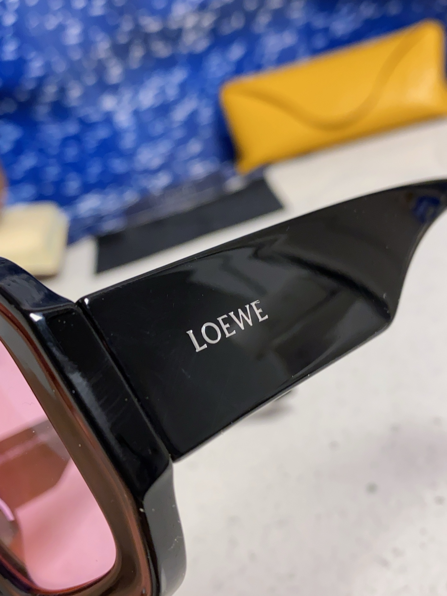  Loewe罗意威 2025新款欧美墨镜黑色醋纤粗框粉色镜片气质简约日常 女士墨镜