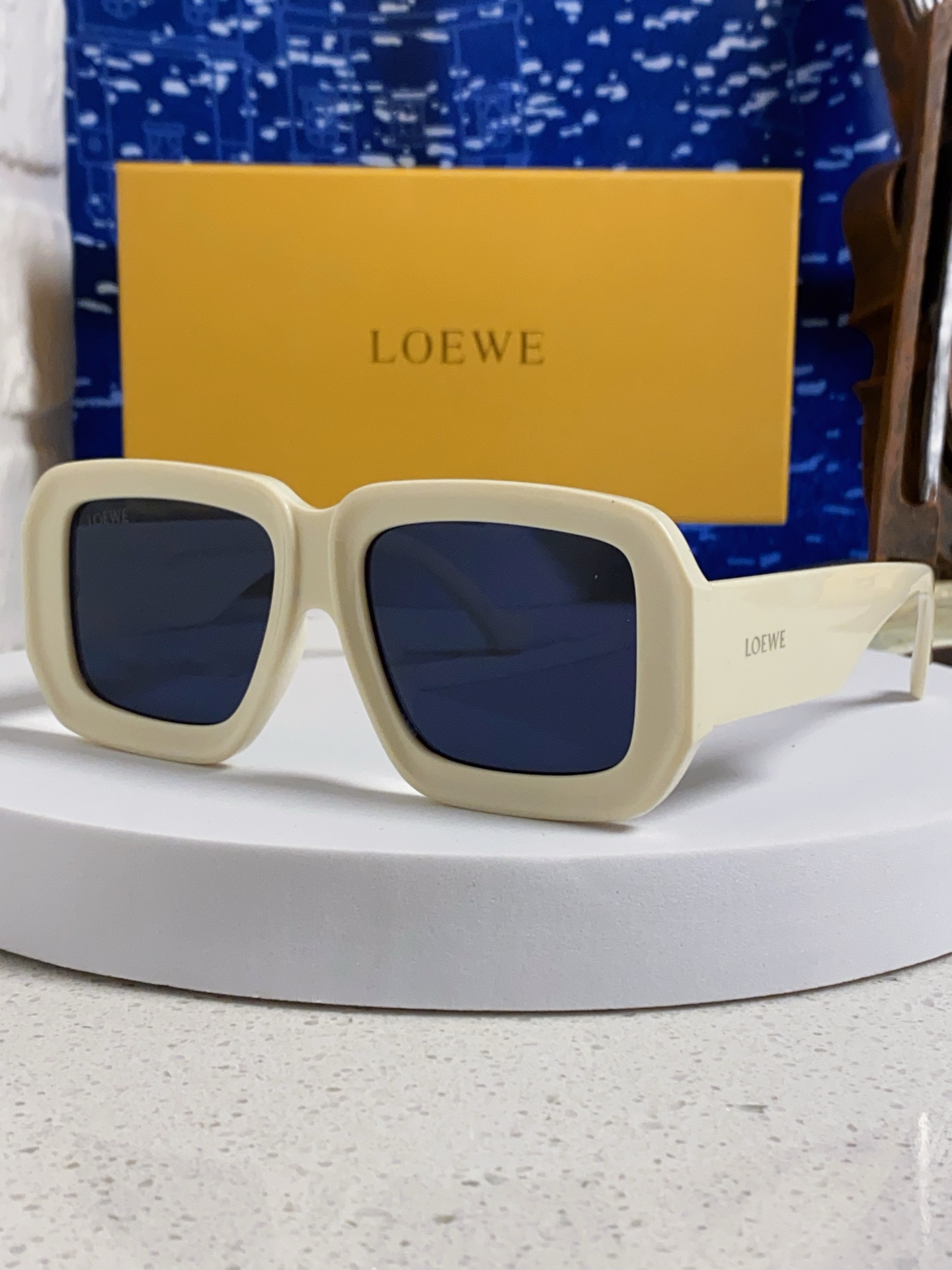  Loewe罗意威 2025新款欧美墨镜黑色醋纤粗框粉色镜片气质简约日常 女士墨镜