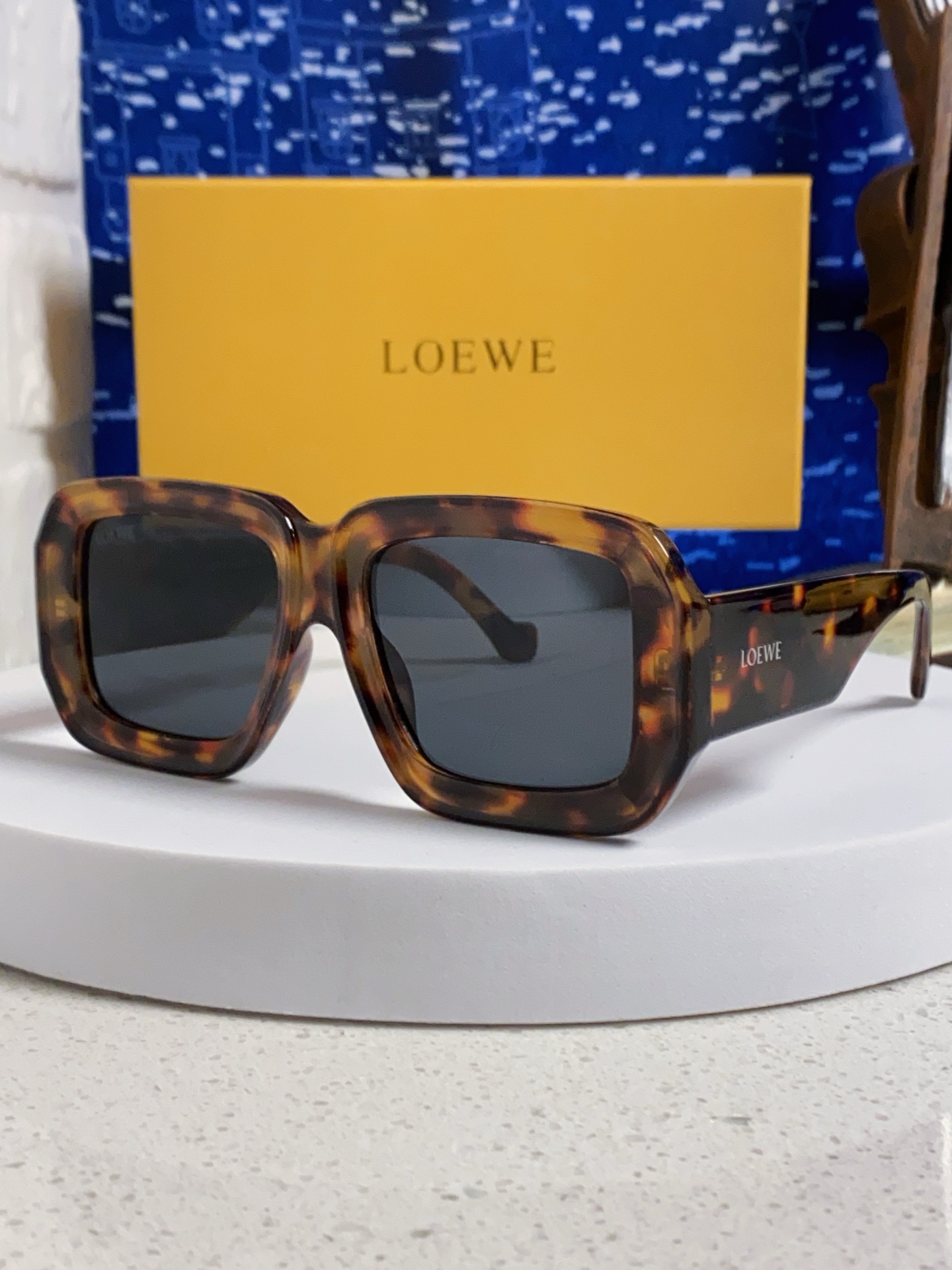  Loewe罗意威 2025新款欧美墨镜黑色醋纤粗框粉色镜片气质简约日常 女士墨镜