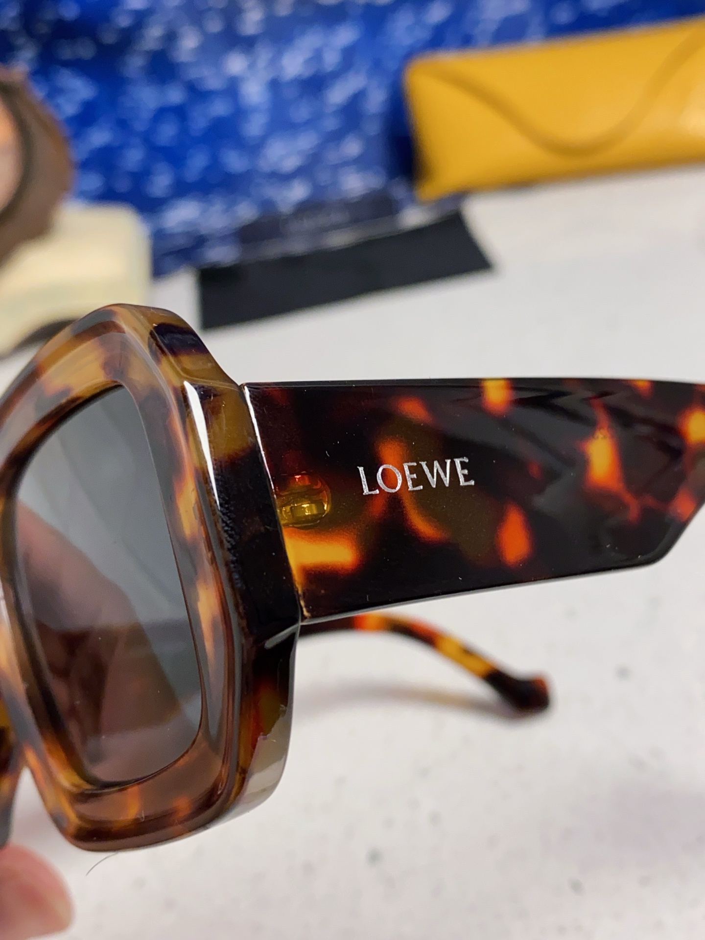  Loewe罗意威 2025新款欧美墨镜黑色醋纤粗框粉色镜片气质简约日常 女士墨镜