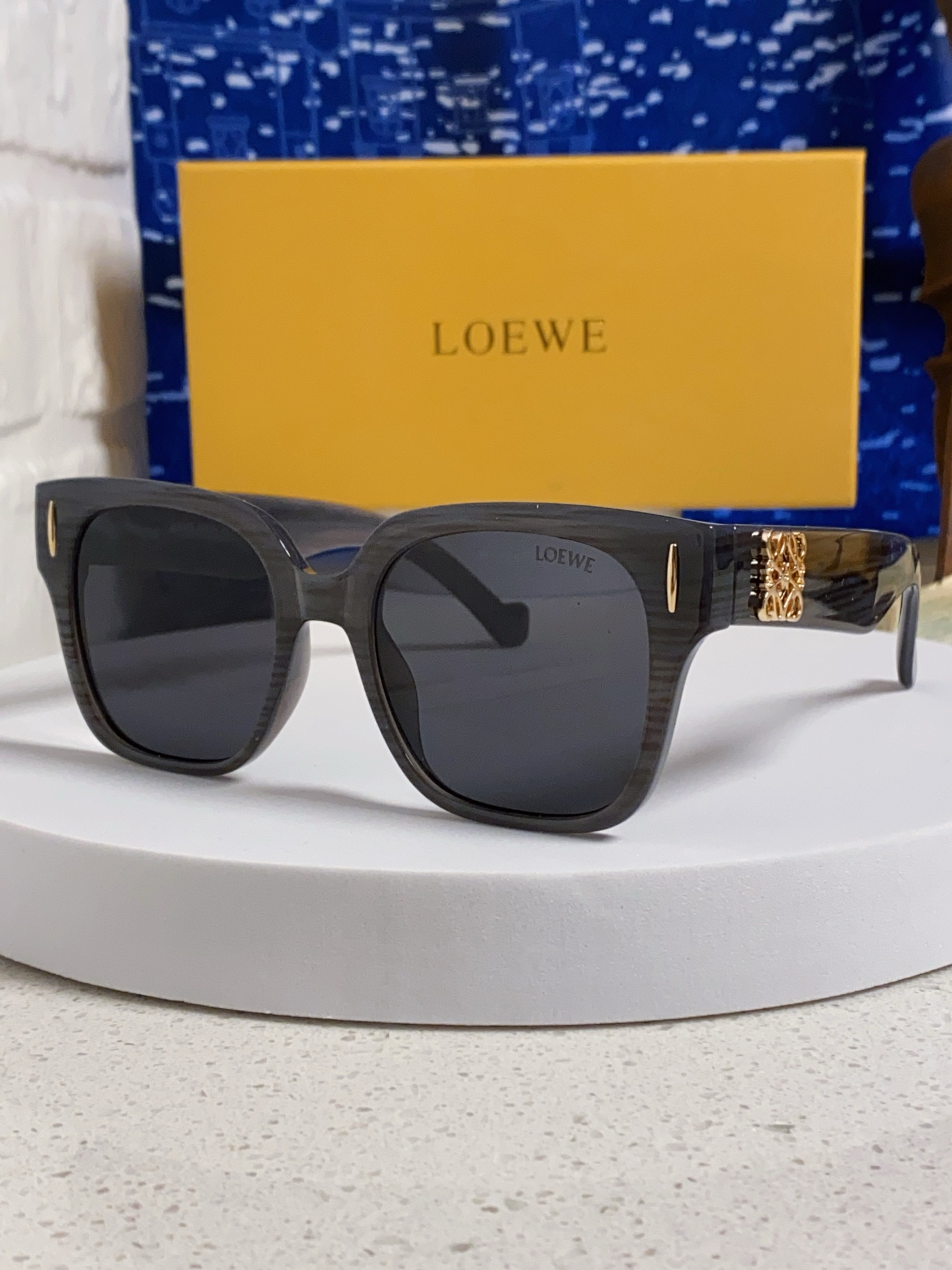 Loewe LW50069 Fashion Square Sunglasses - Gold Label, UV Protection 3 i1747037357244 5202 0 0
