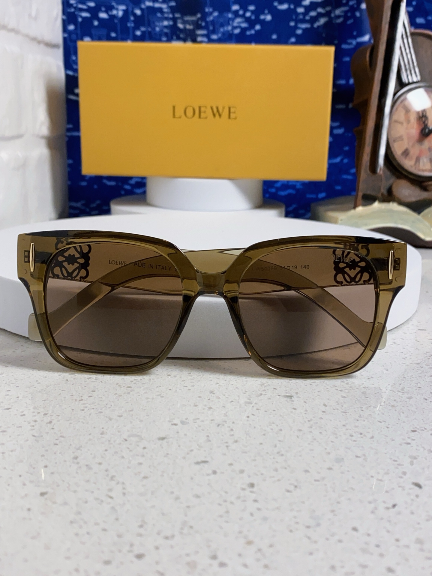  Loewe罗意威 2025新款 欧美轻奢潮版高级金标大框方时尚太阳镜户外聚会防晒墨镜男女通用 LW50