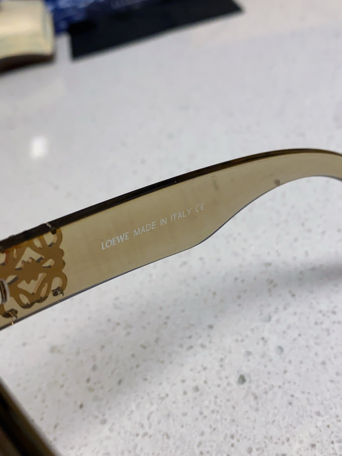  Loewe罗意威 2025新款 欧美轻奢潮版高级金标大框方时尚太阳镜户外聚会防晒墨镜男女通用 LW50