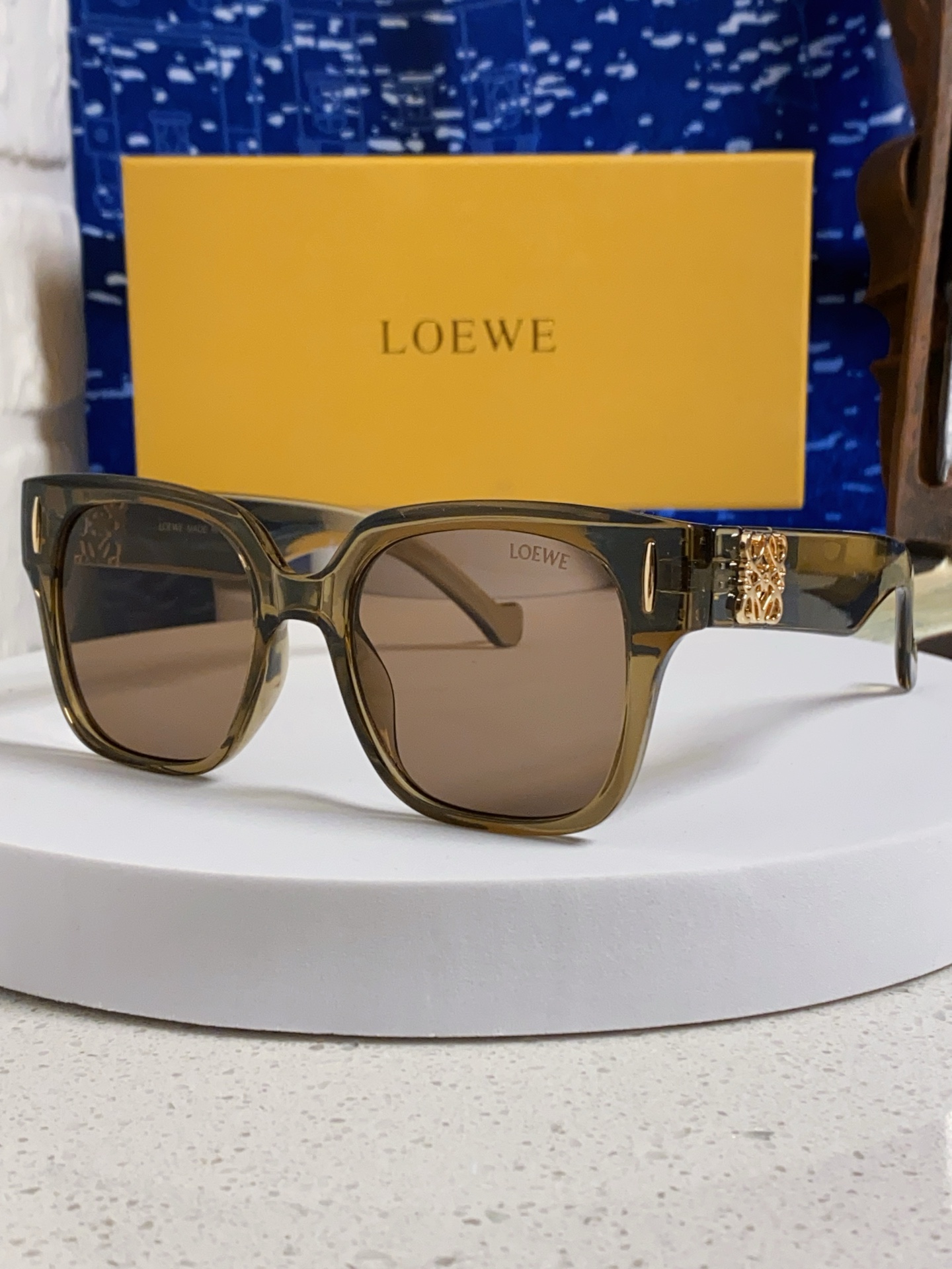  Loewe罗意威 2025新款 欧美轻奢潮版高级金标大框方时尚太阳镜户外聚会防晒墨镜男女通用 LW50