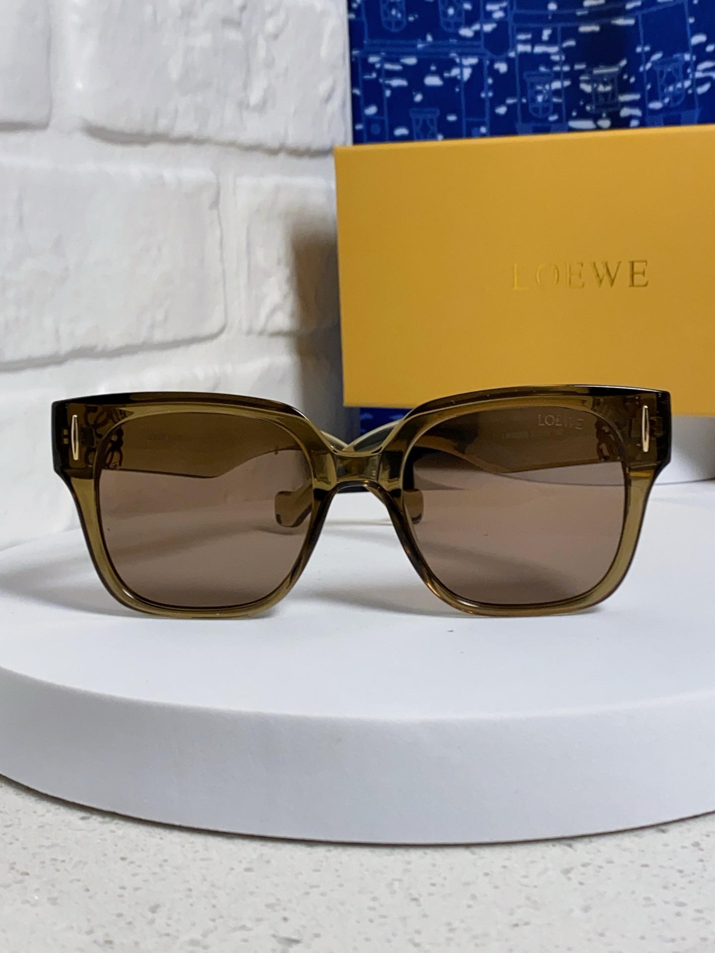 Loewe罗意威 2025新款 欧美轻奢潮版高级金标大框方时尚太阳镜户外聚会防晒墨镜男女通用 LW50