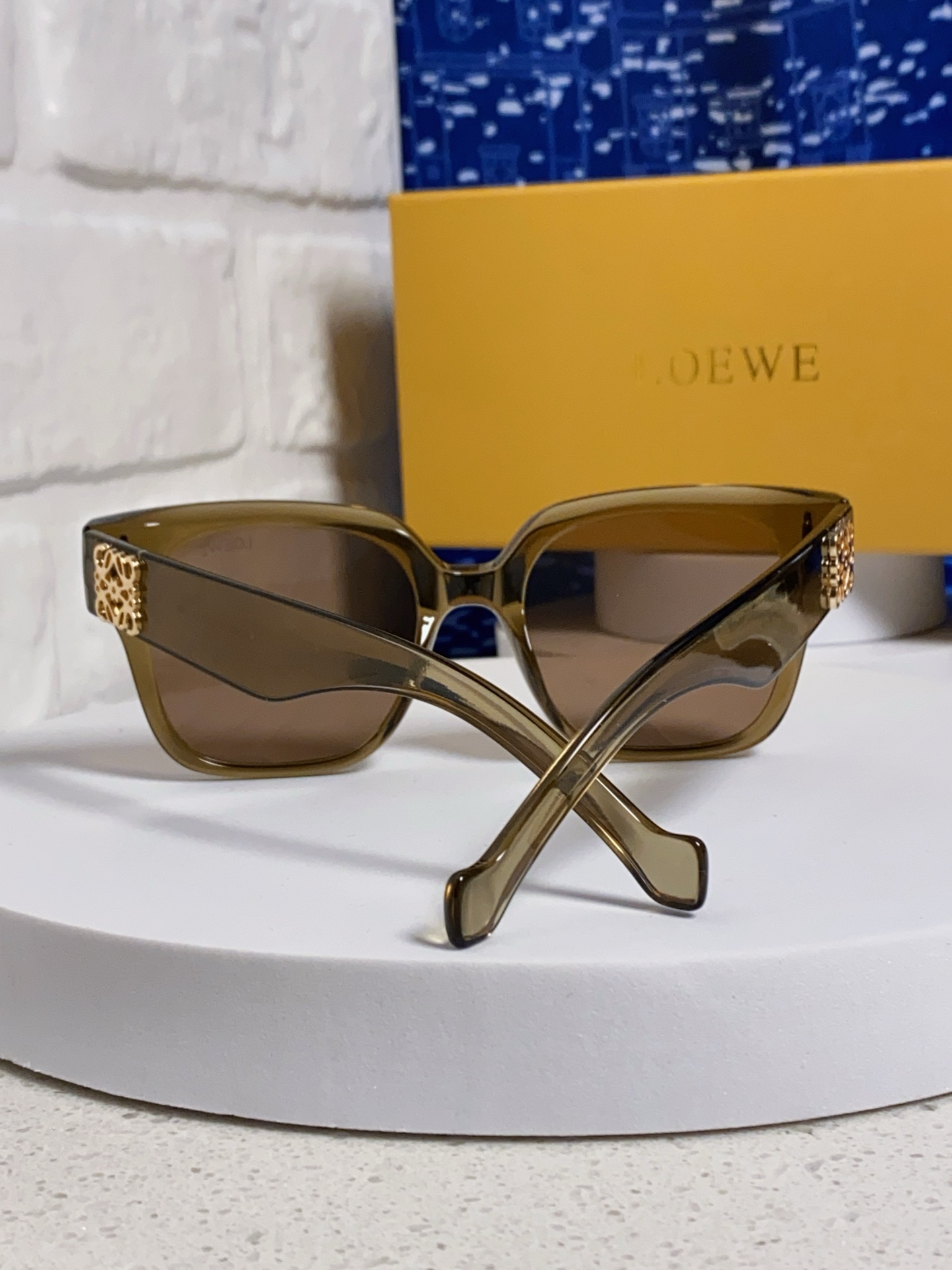  Loewe罗意威 2025新款 欧美轻奢潮版高级金标大框方时尚太阳镜户外聚会防晒墨镜男女通用 LW50