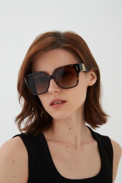 Loewe LW50069 Fashion Sunglasses Gold Emblem Big Frame Square - Unisex 1 Loewe LW50069 Fashion Sunglasses Gold Emblem Big Frame Square - Unisex