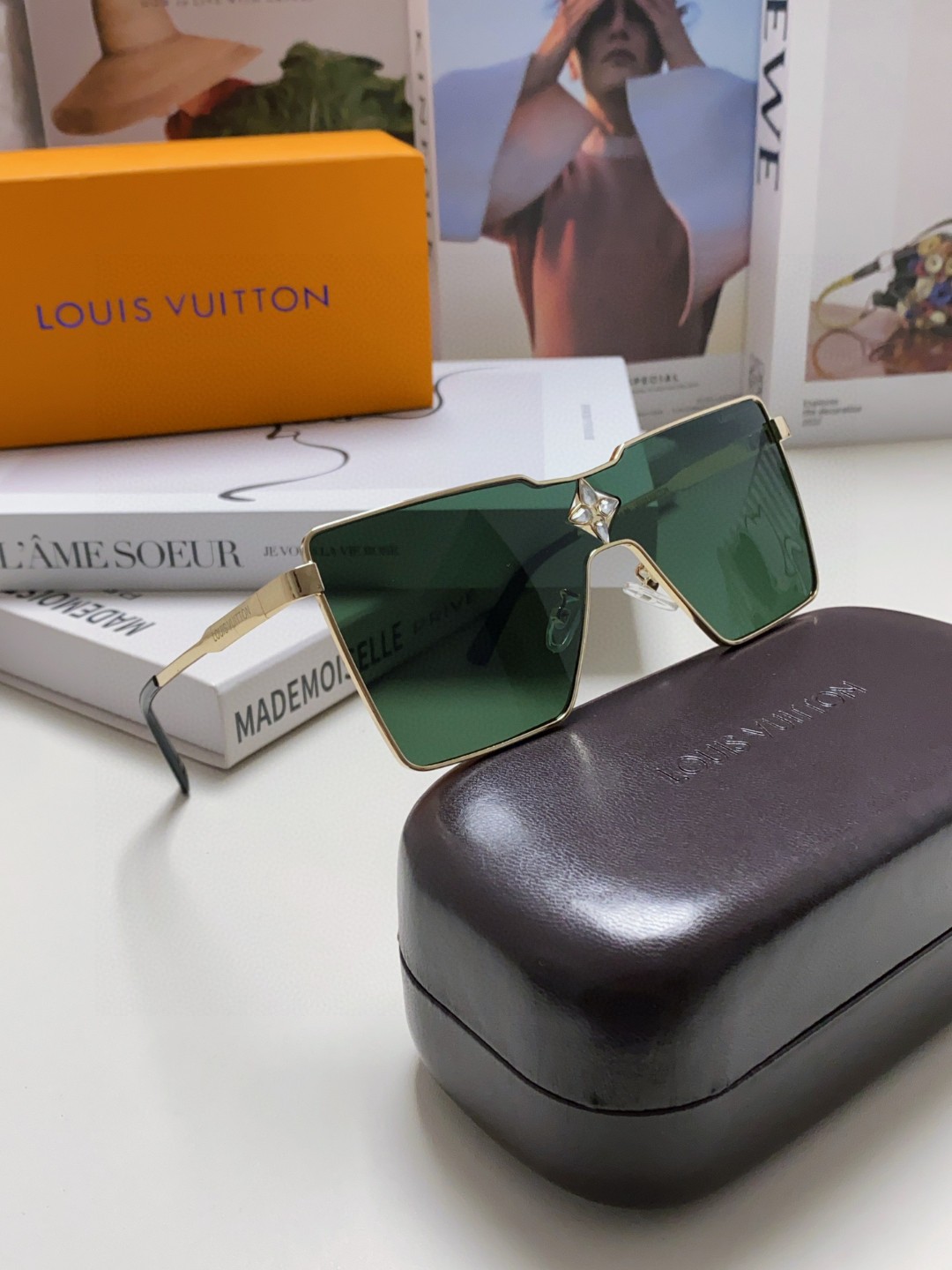  LV 路易威登 今年最新时尚走秀款 型号Z1700U 立体金属方款连体设计 标识优雅点缀桩头和镜片点缀