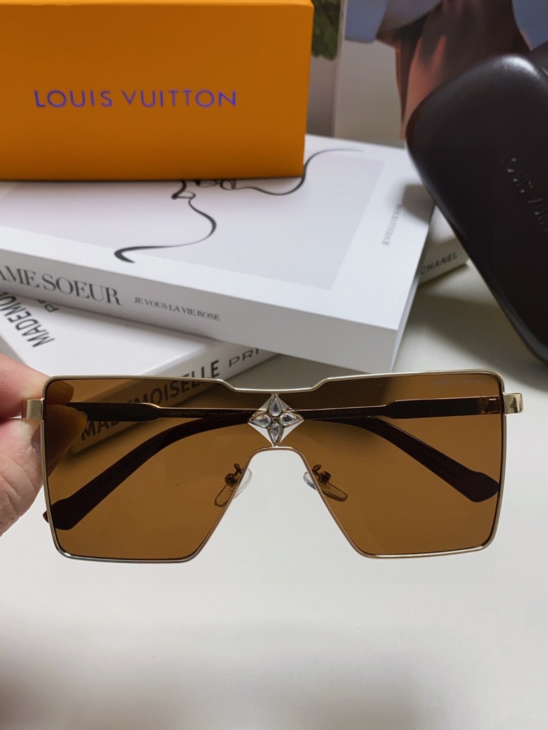  LV 路易威登 今年最新时尚走秀款 型号Z1700U 立体金属方款连体设计 标识优雅点缀桩头和镜片点缀