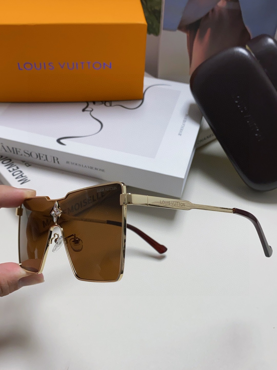  LV 路易威登 今年最新时尚走秀款 型号Z1700U 立体金属方款连体设计 标识优雅点缀桩头和镜片点缀