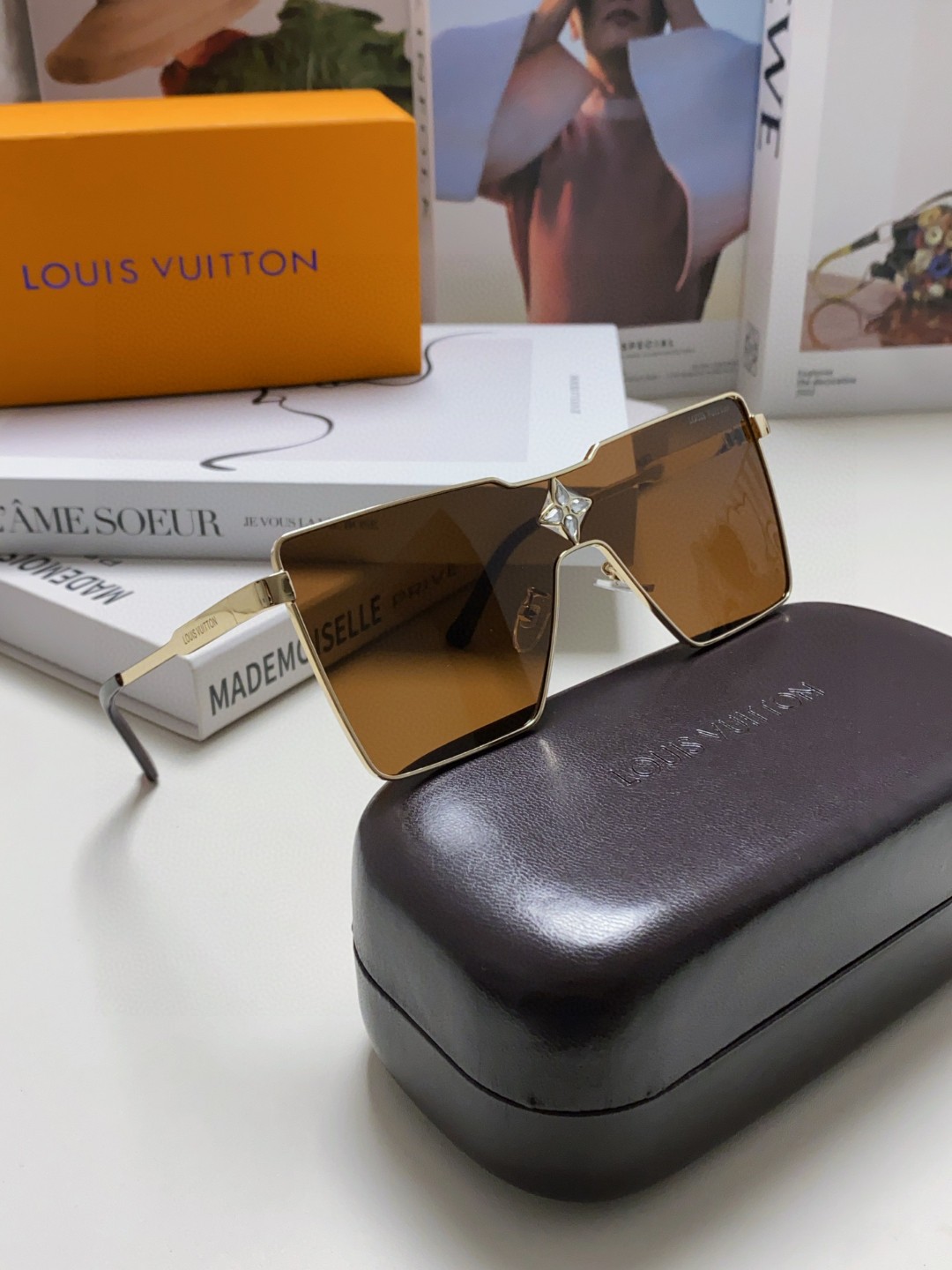  LV 路易威登 今年最新时尚走秀款 型号Z1700U 立体金属方款连体设计 标识优雅点缀桩头和镜片点缀