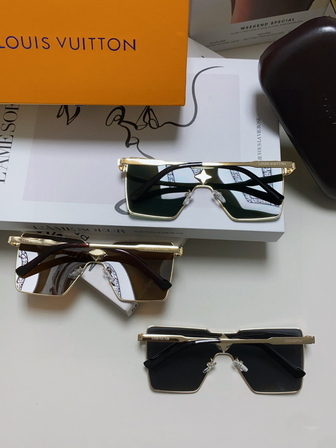  LV 路易威登 今年最新时尚走秀款 型号Z1700U 立体金属方款连体设计 标识优雅点缀桩头和镜片点缀