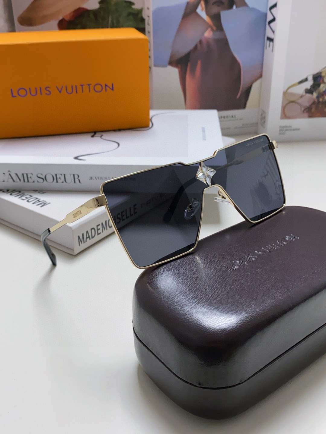  LV 路易威登 今年最新时尚走秀款 型号Z1700U 立体金属方款连体设计 标识优雅点缀桩头和镜片点缀
